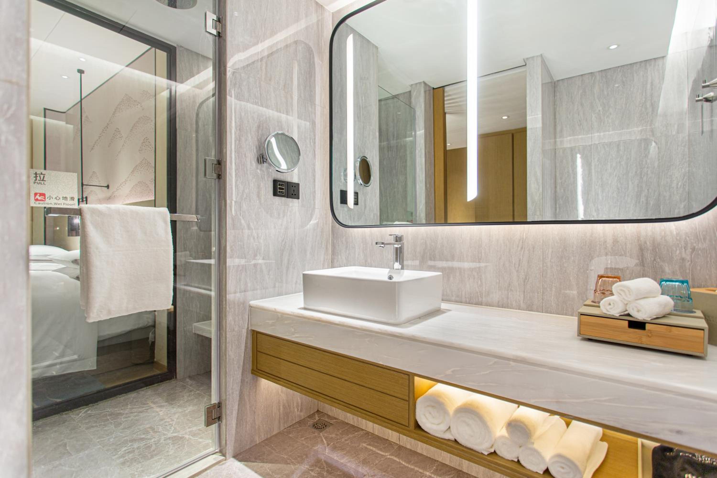 Premier Double Room with Two Double Beds and City View - Photo 4