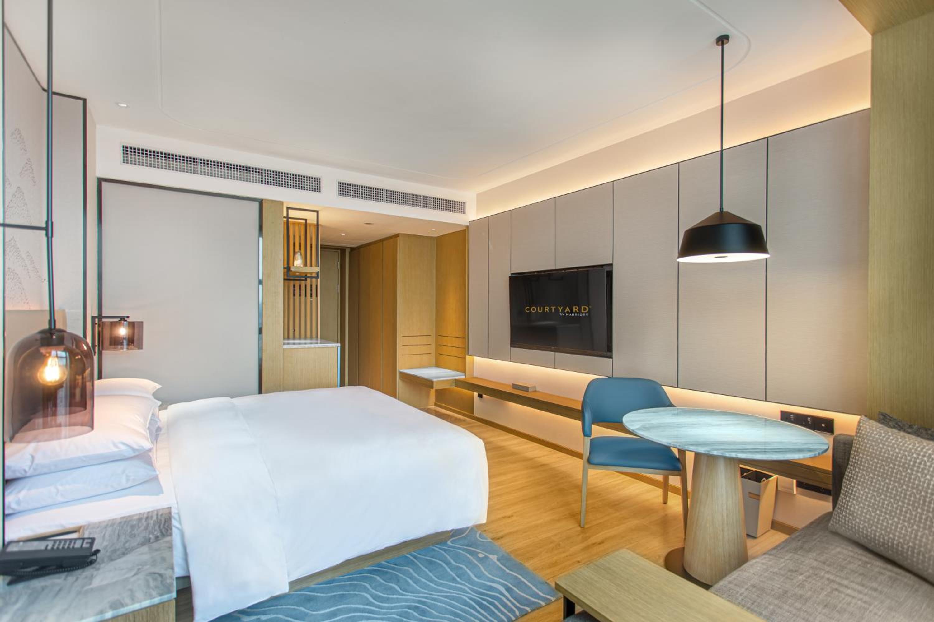 Deluxe King Room with City View - Photo 1
