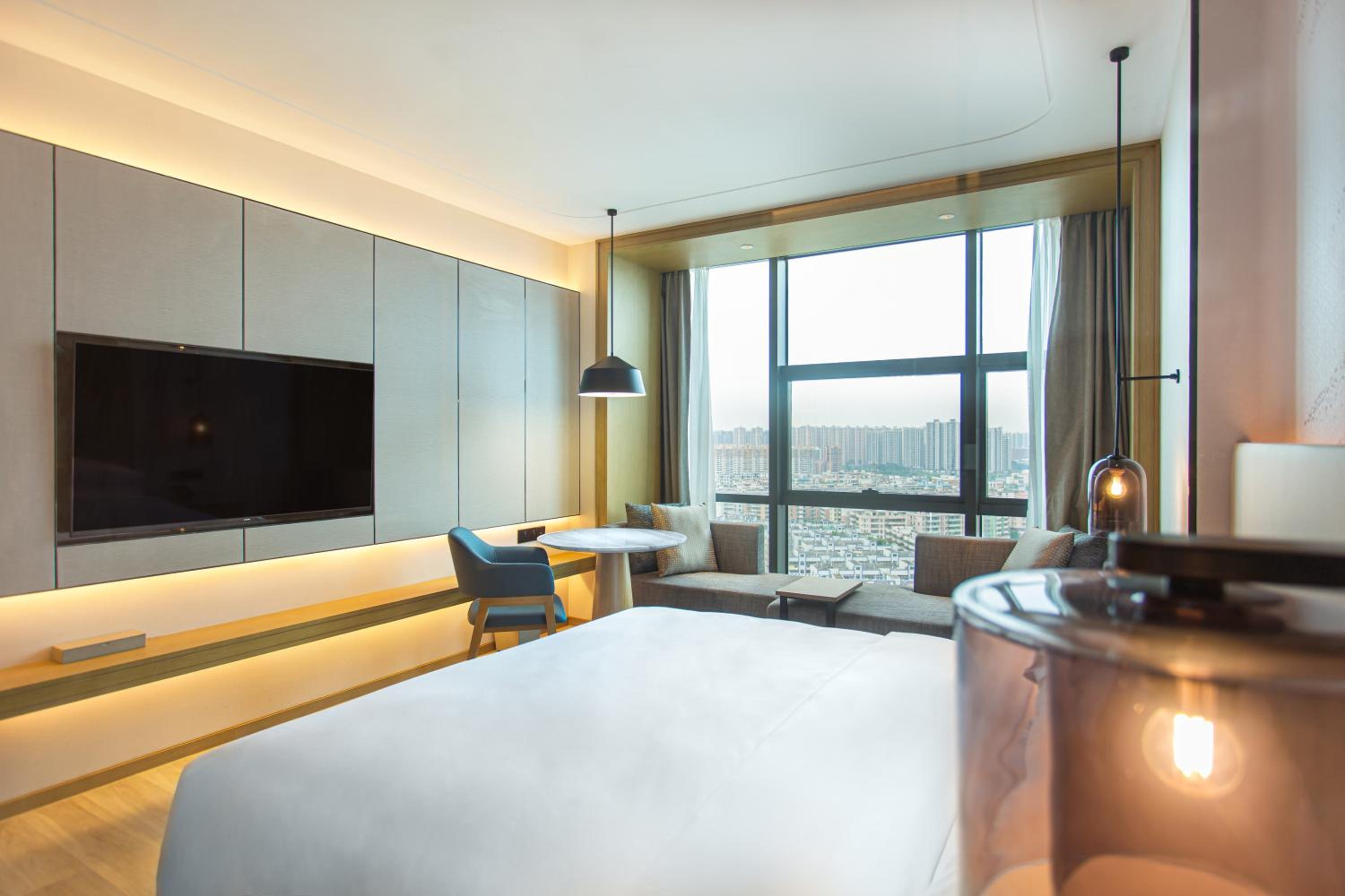 Deluxe King Room with City View - Photo 2