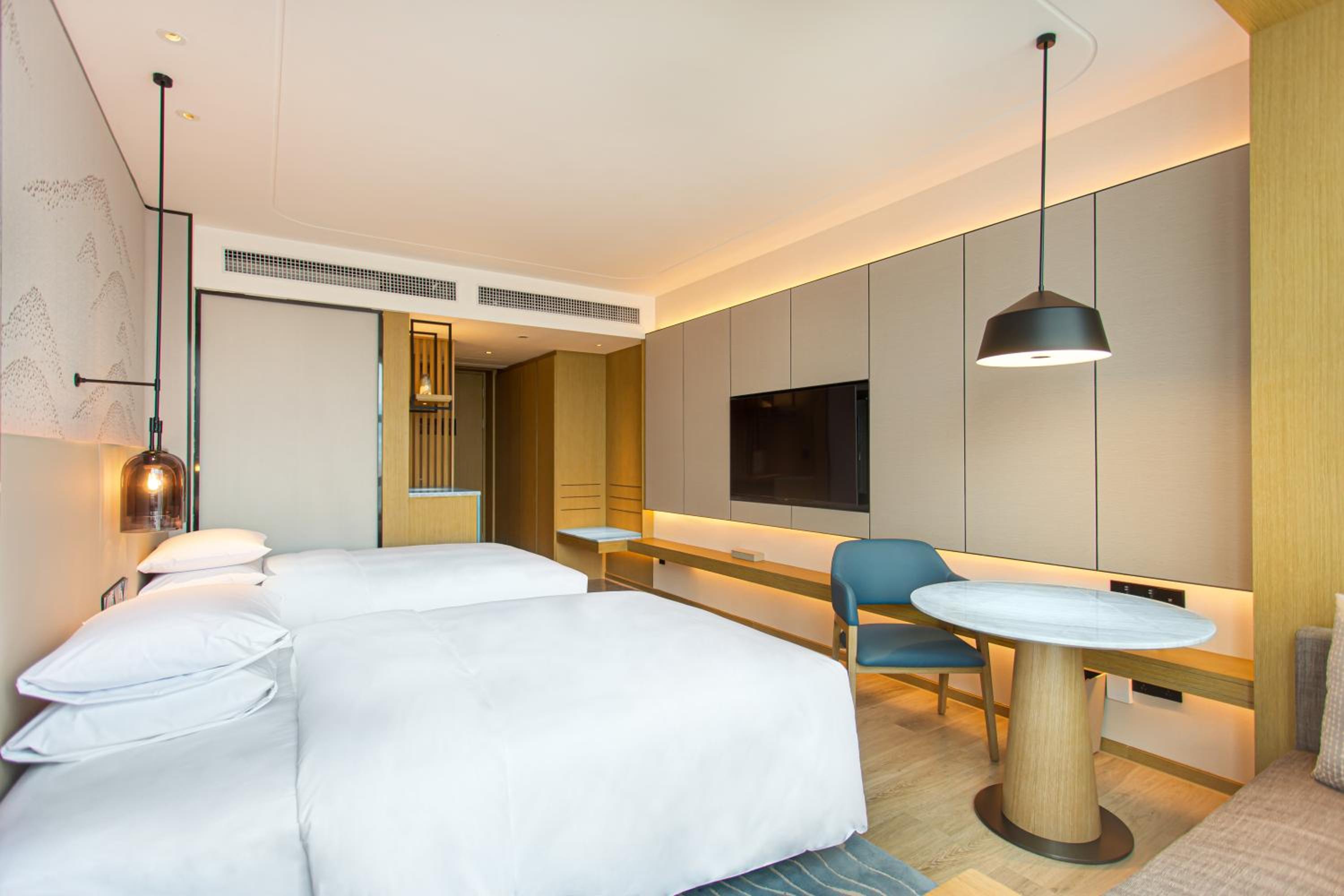 Deluxe Double Room with Two Double Beds and City View - Photo 2