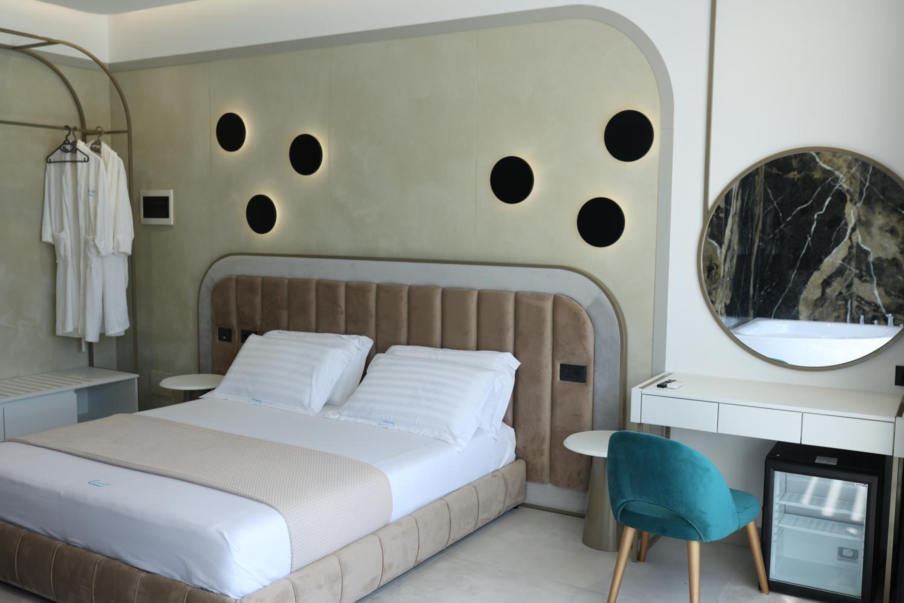 Deluxe Double Room with Jacuzzi and Pool View photo 2