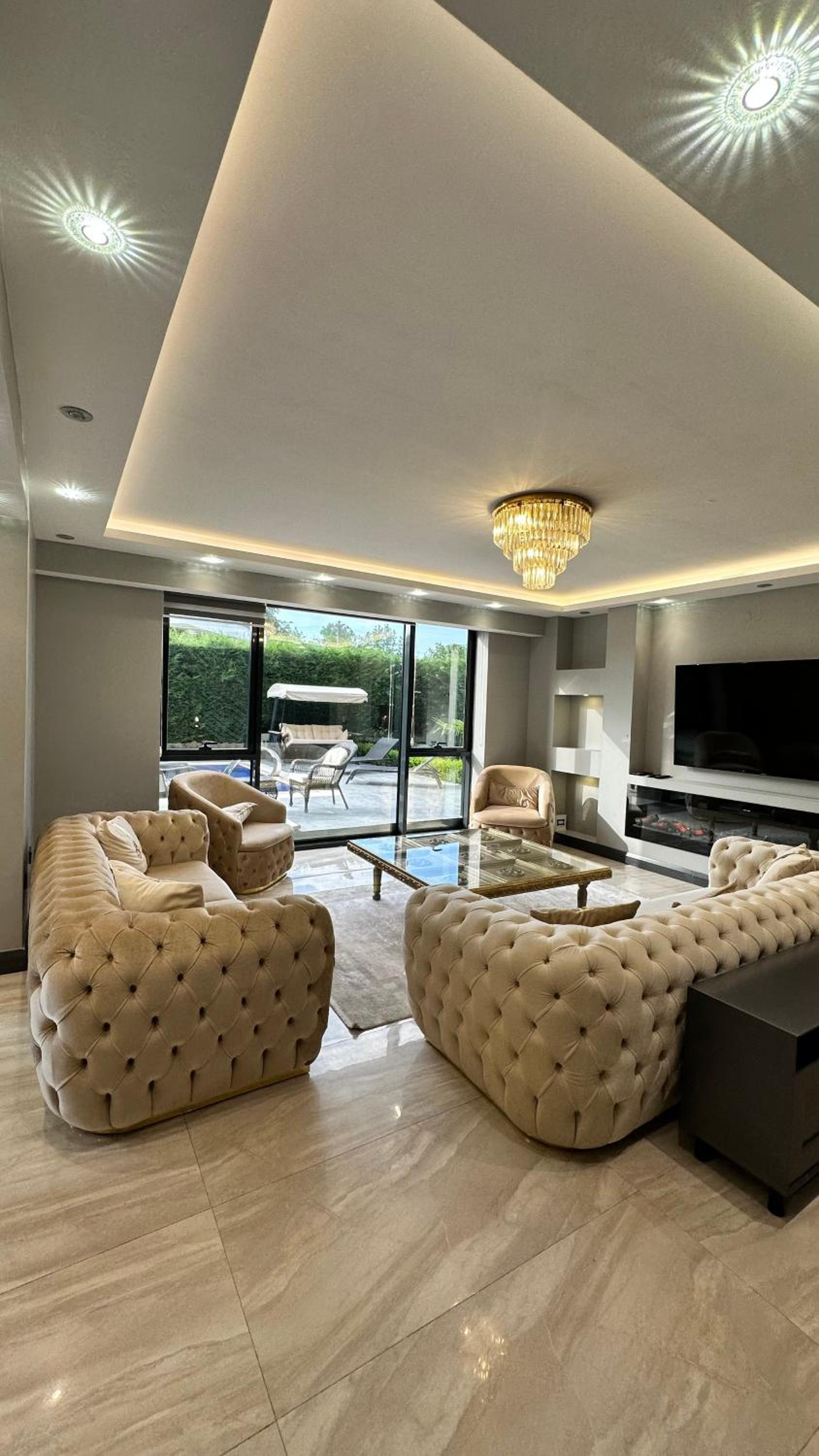Villa - Photo 1
