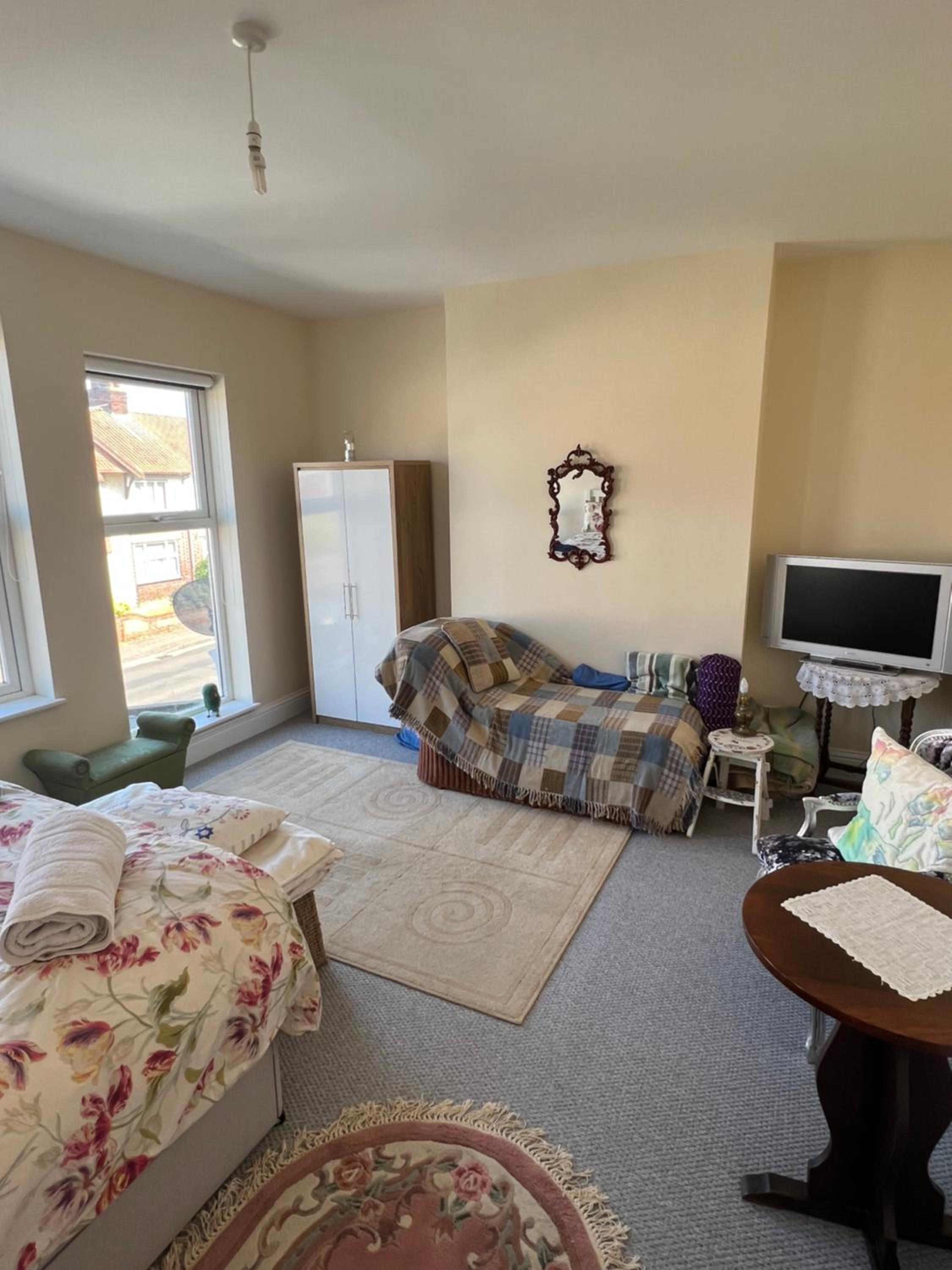 Six-Bedroom House photo 3