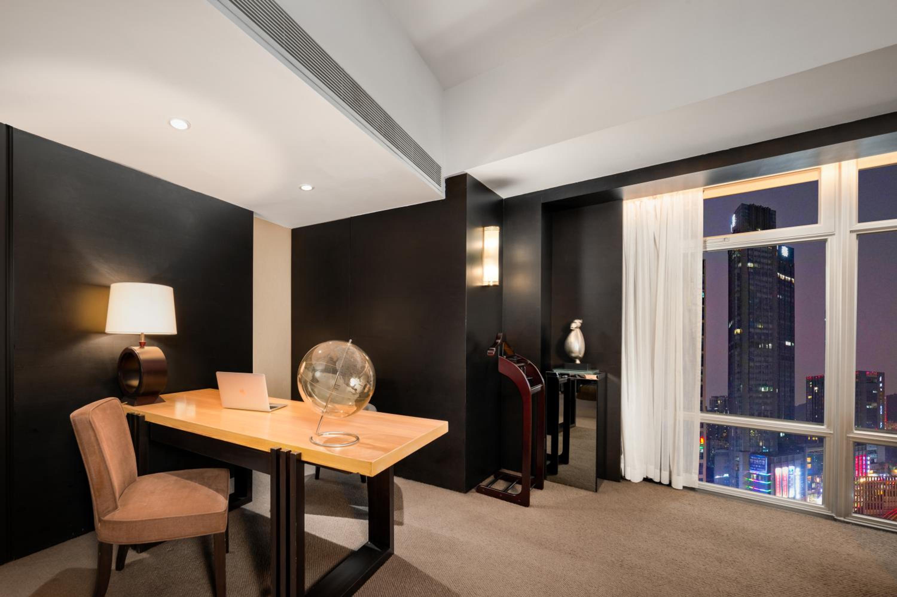 Presidential Suite thumbnail 6