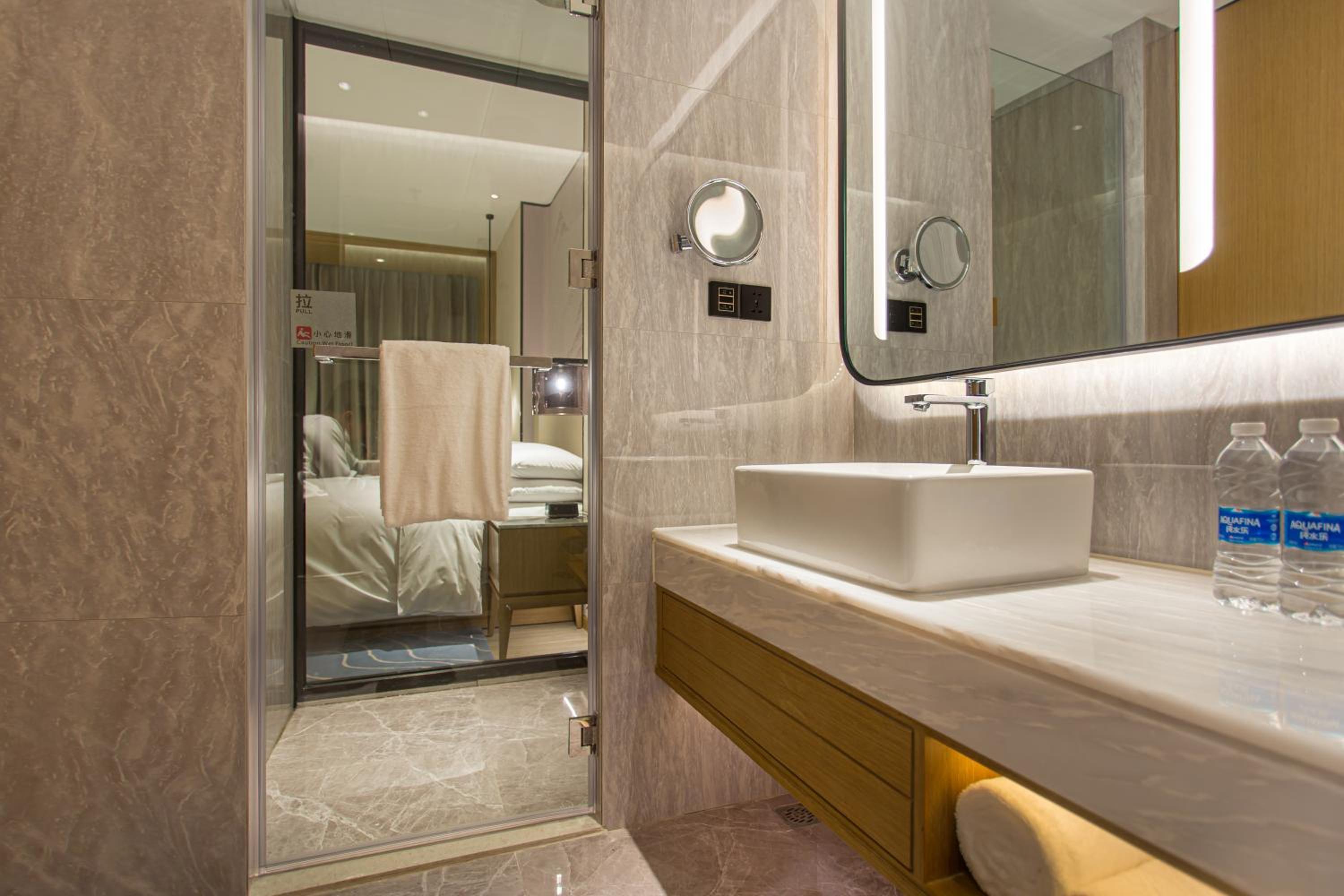 Premier King Room with City View - Photo 3