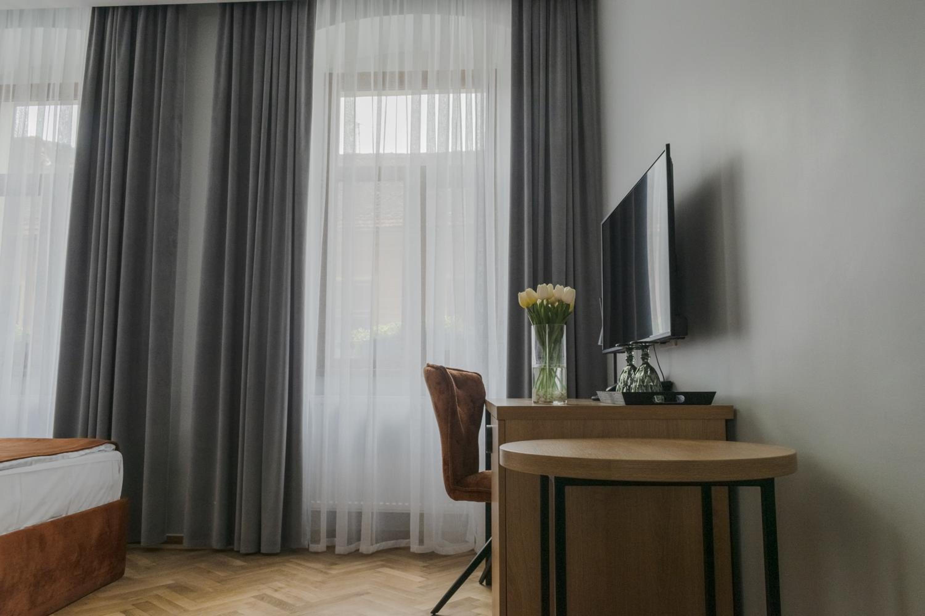 Deluxe Double Room - Photo 9