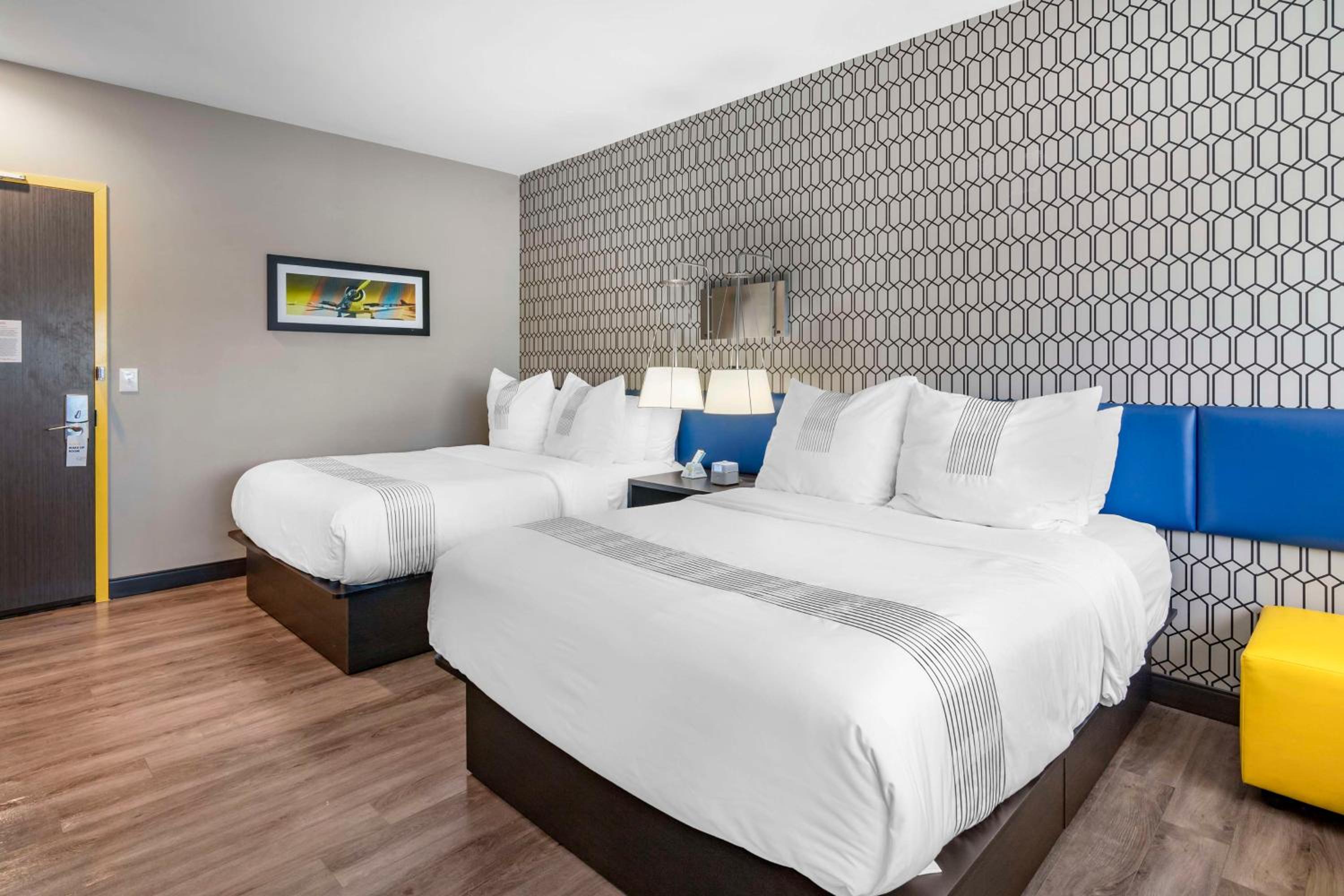 Queen Room with Two Queen Beds thumbnail 6