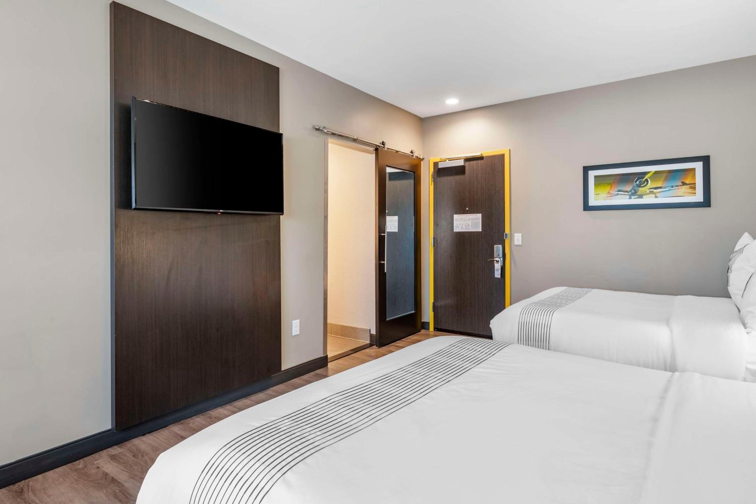 Queen Room with Two Queen Beds thumbnail 5