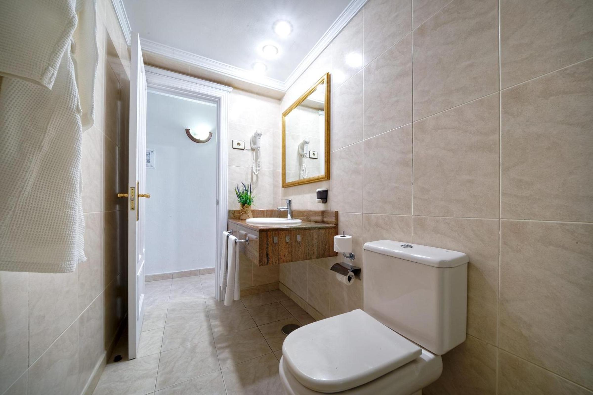 One-Bedroom Apartment with Sea View photo 3