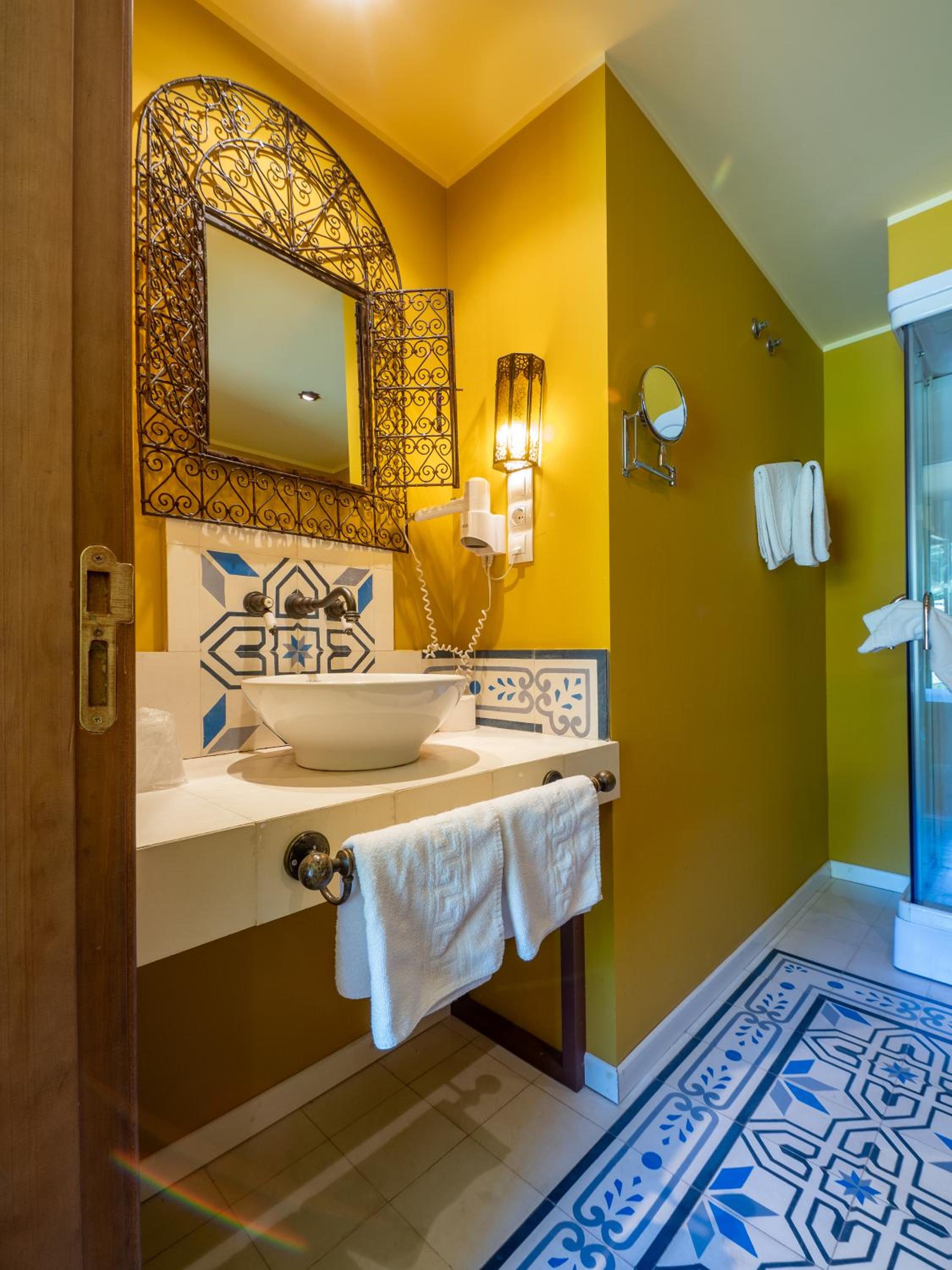 Standard Twin Room - Photo 7