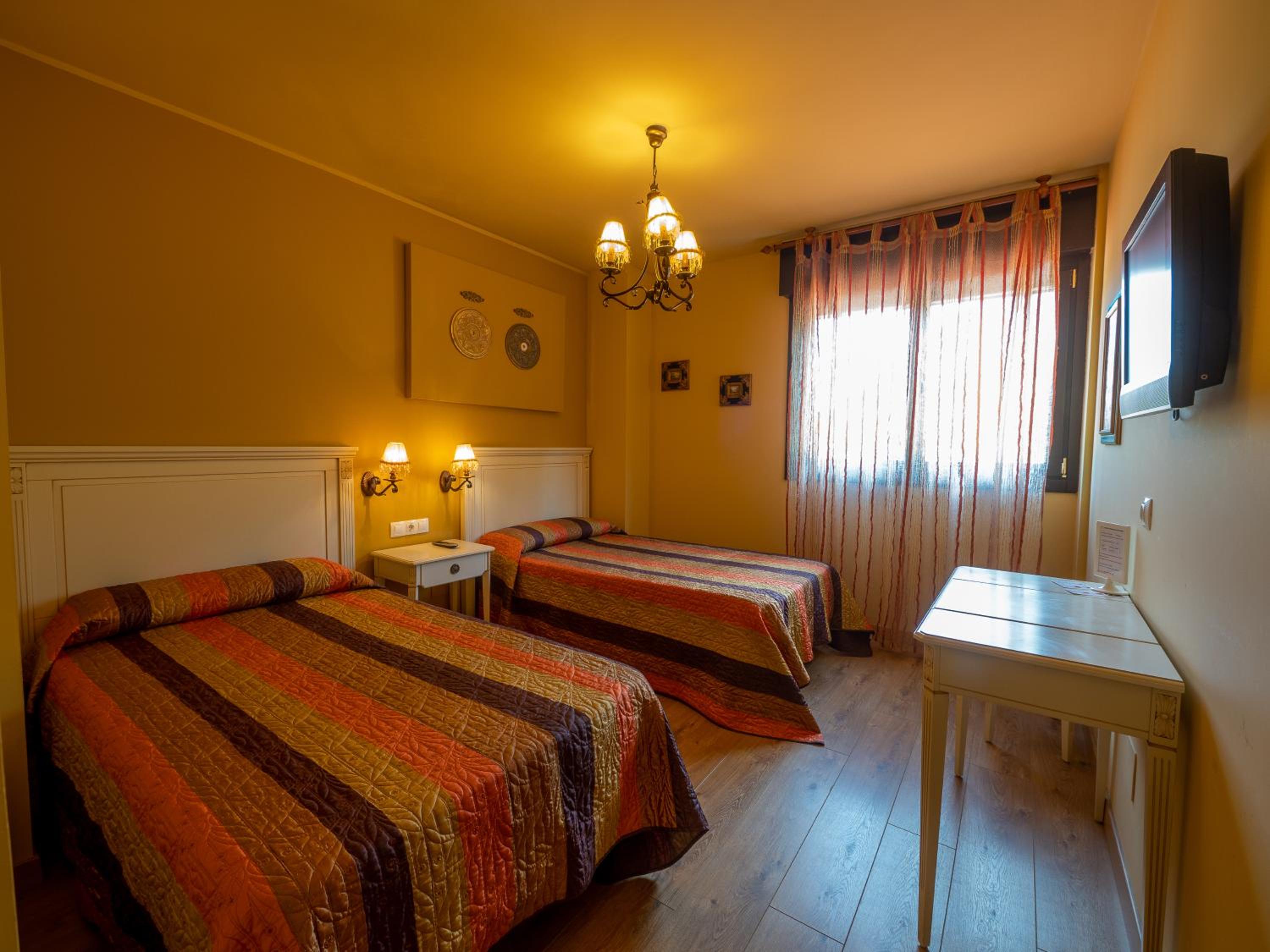 Standard Twin Room - Photo 1