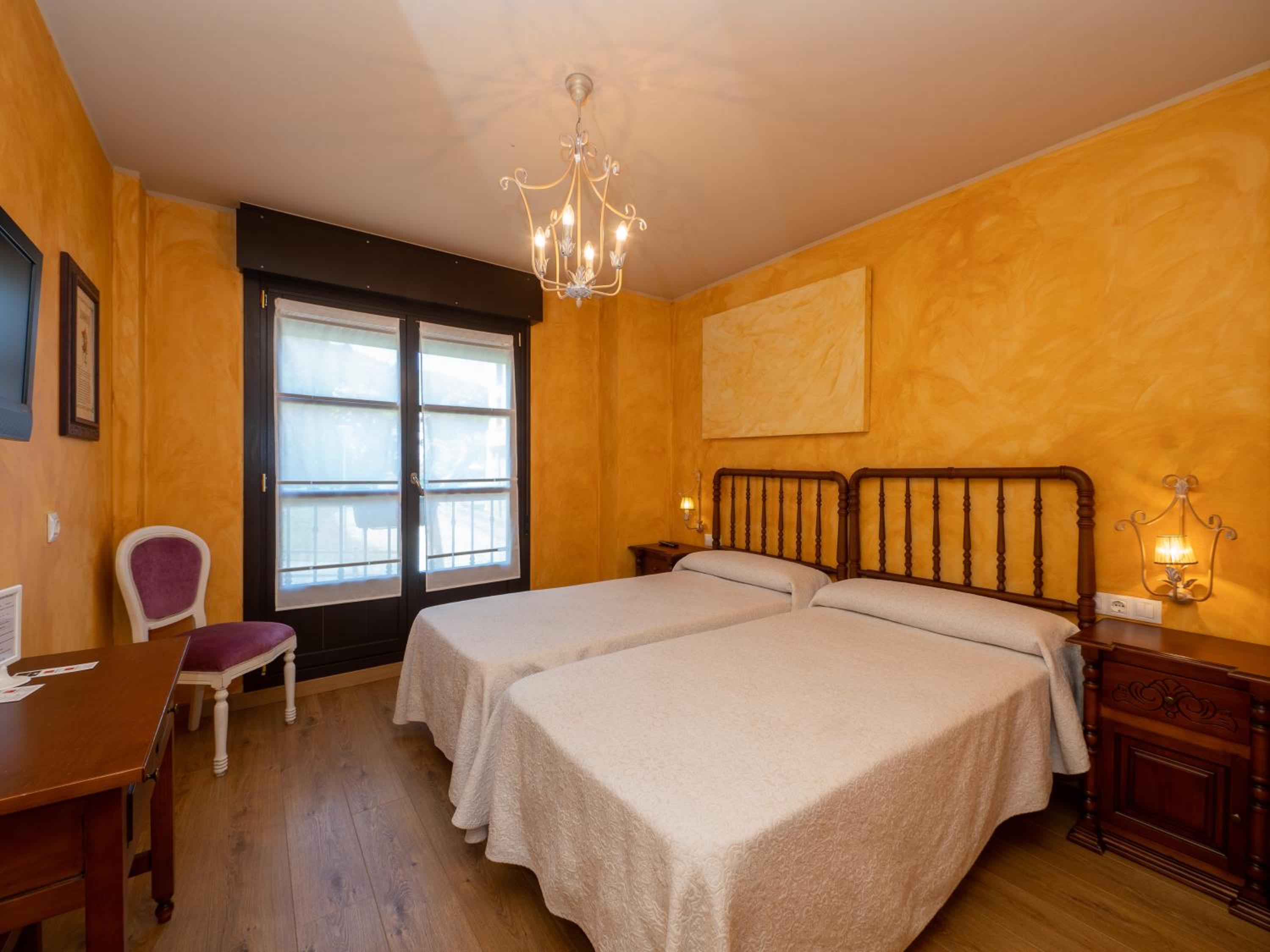 Standard Twin Room - Photo 5
