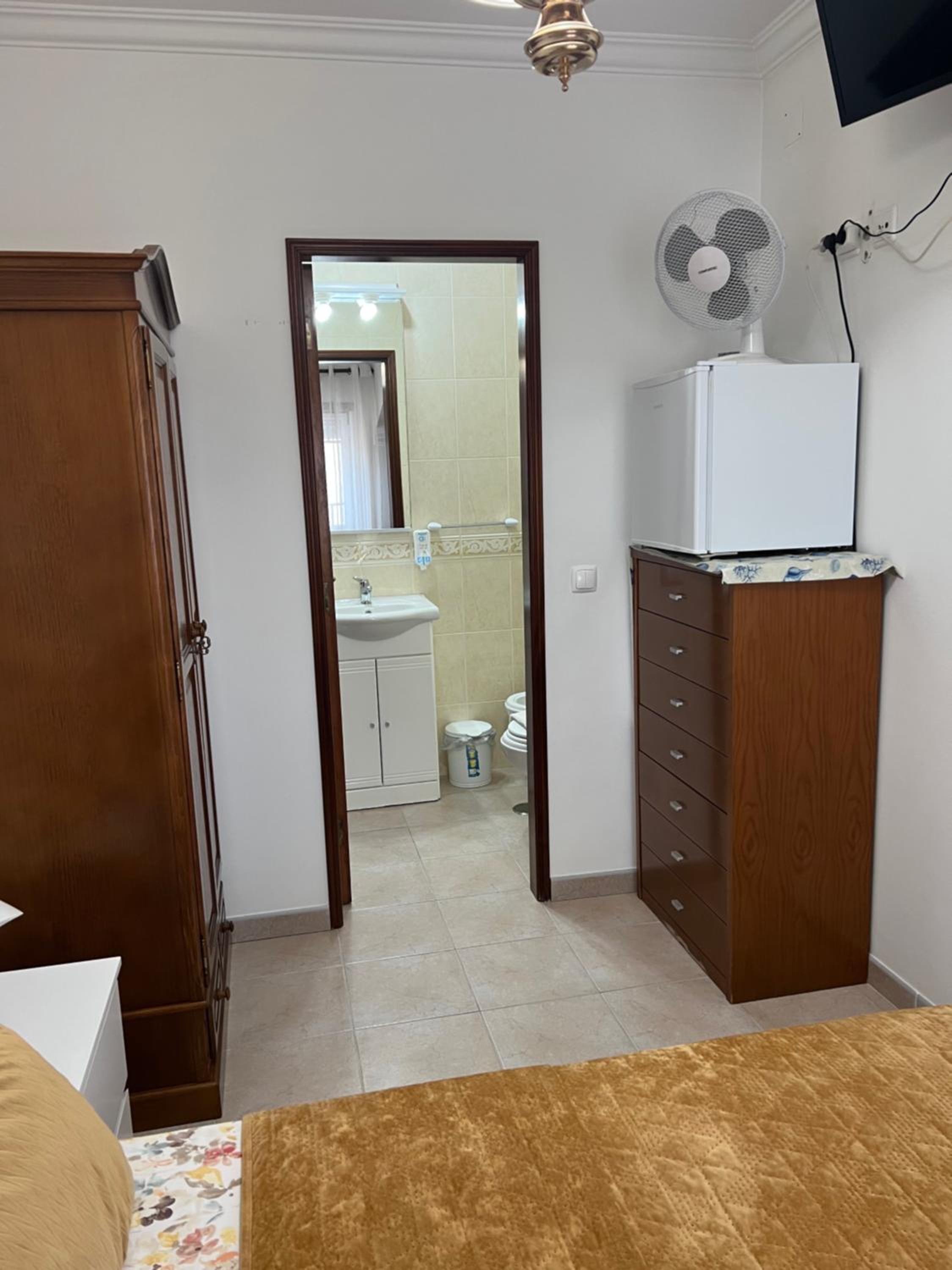 Double Room with Private Bathroom - Photo 19