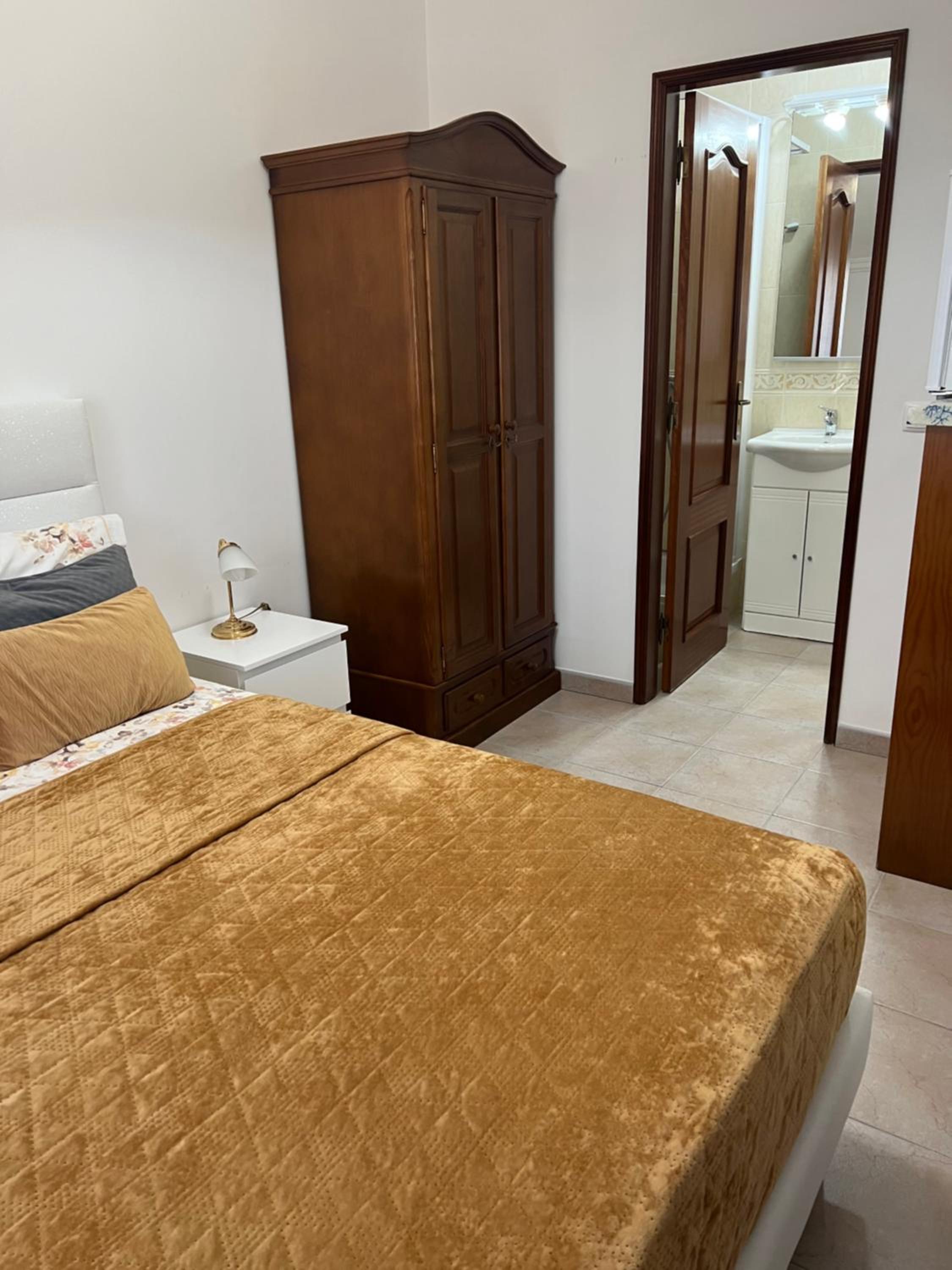 Double Room with Private Bathroom - Photo 18