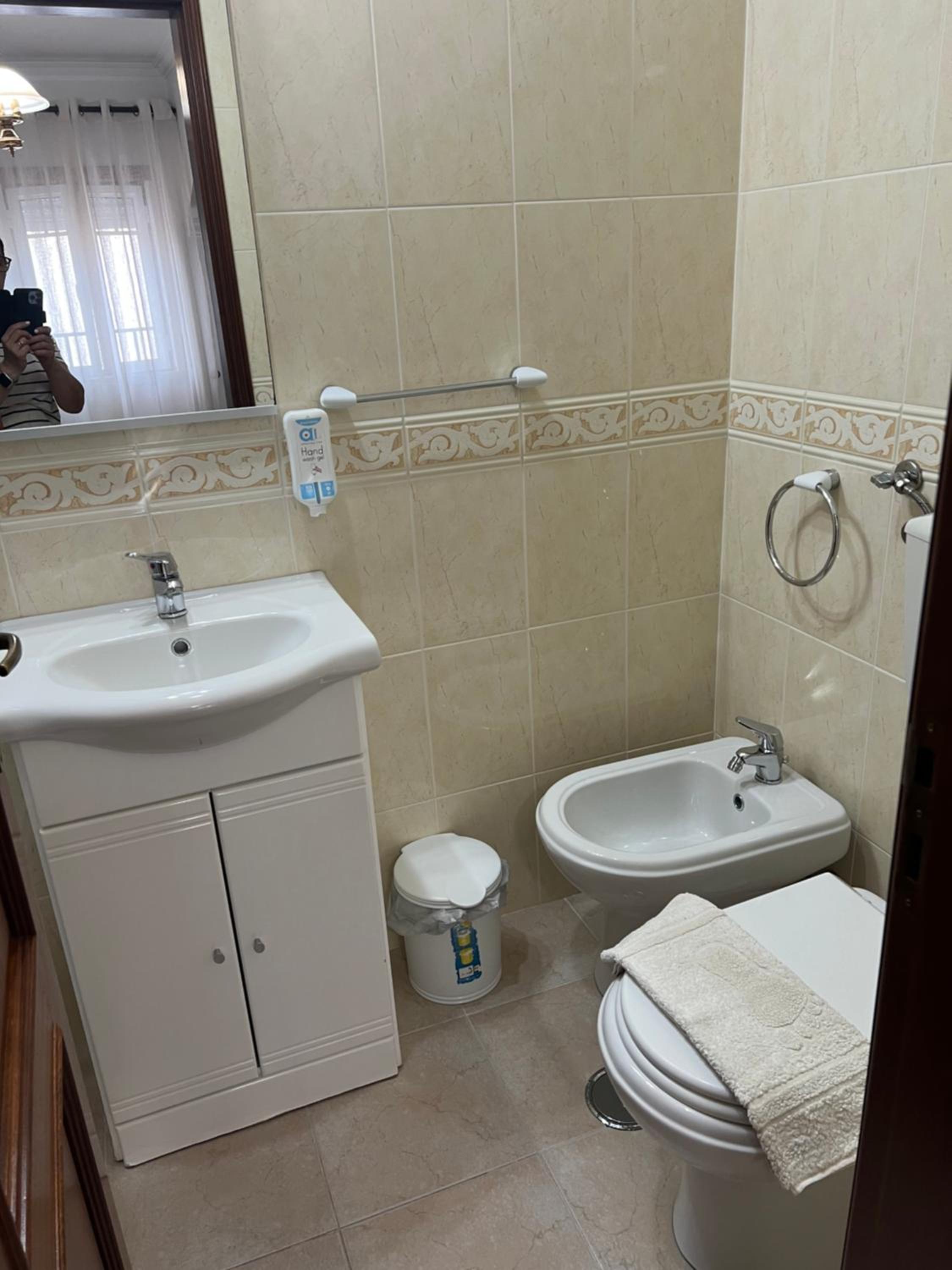 Double Room with Private Bathroom - Photo 17