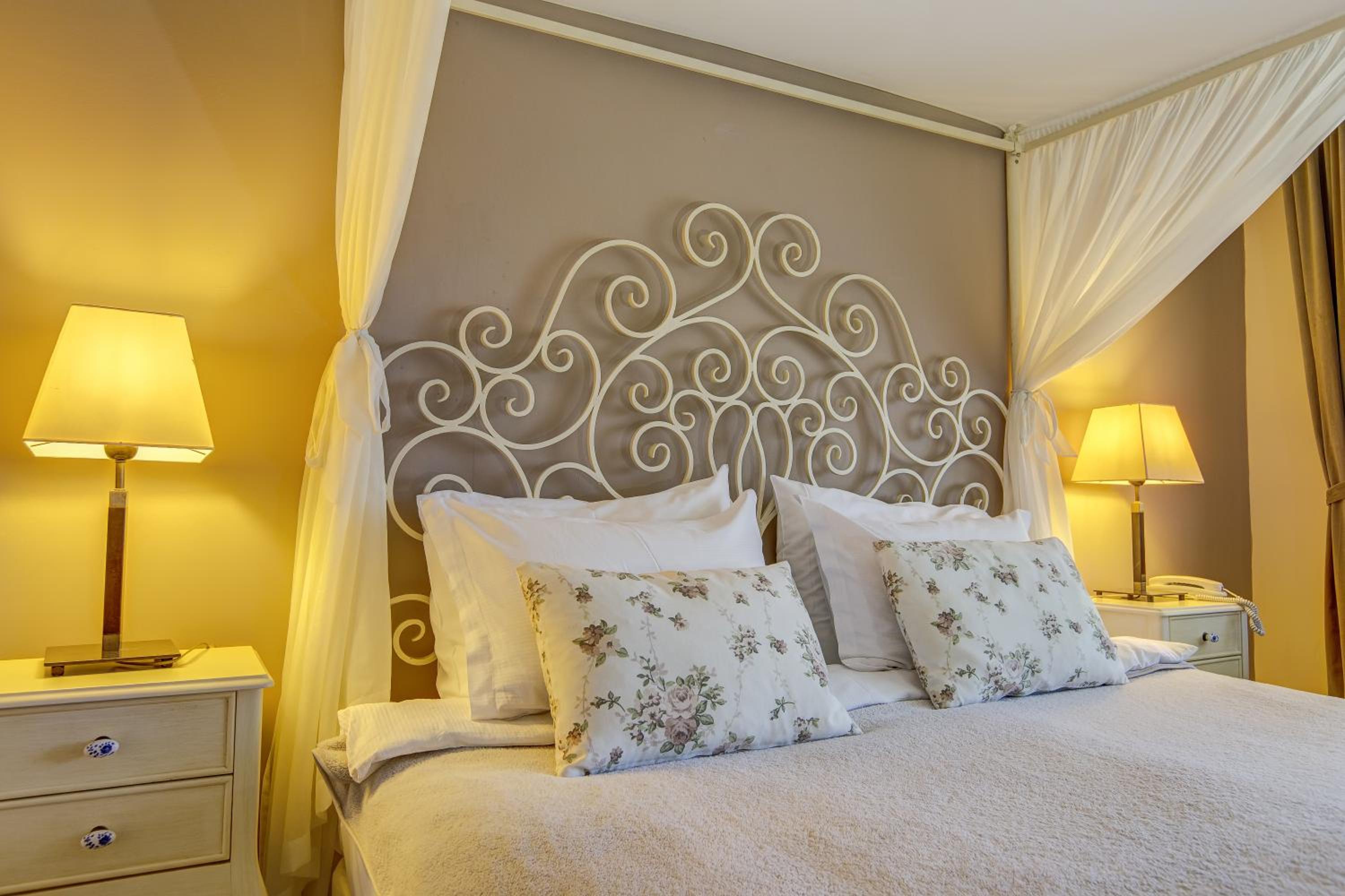 Double Room with Balcony & River View - Photo 8