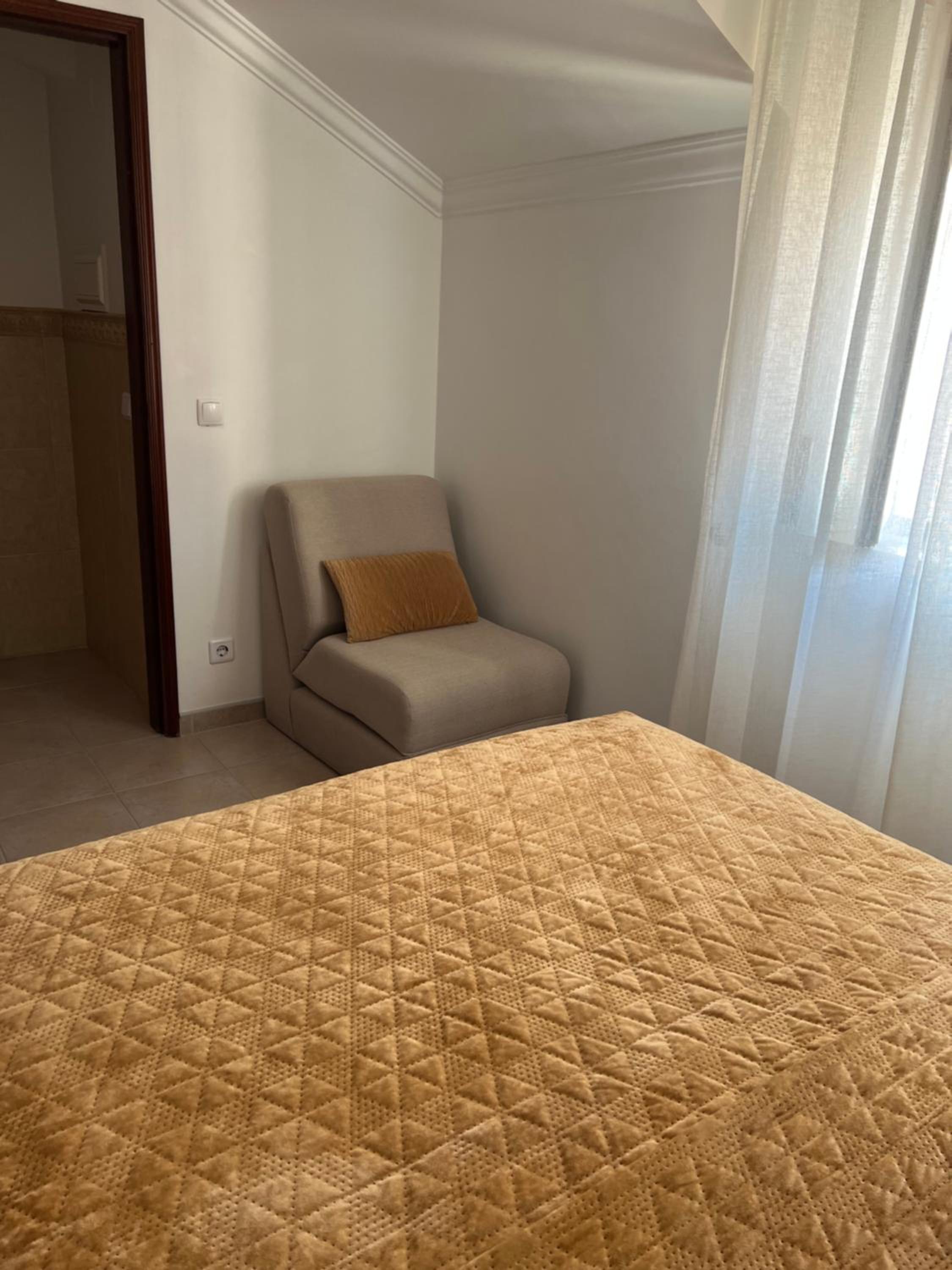 Double Room with Private Bathroom - Photo 16