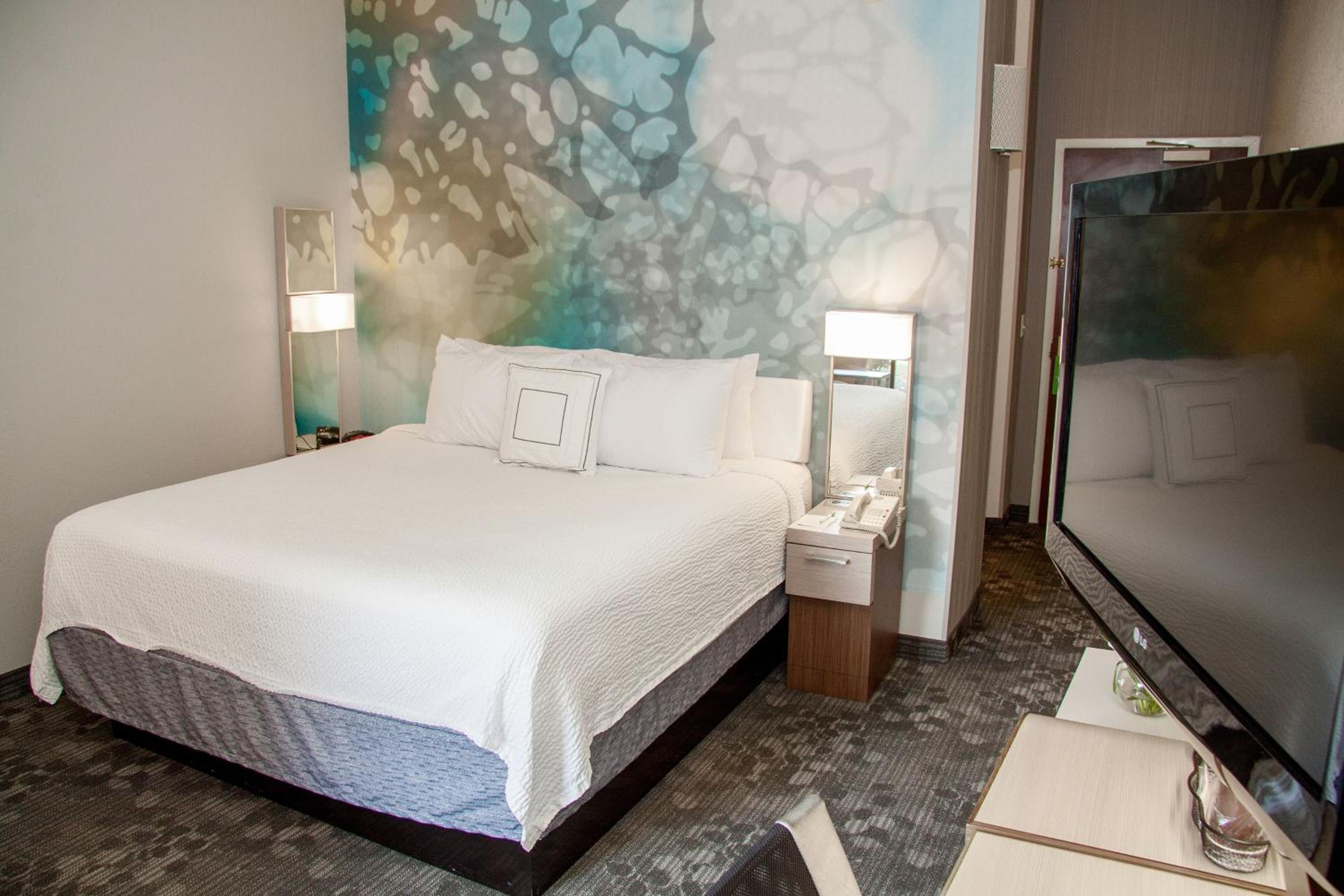 Deluxe King Room with Sofa Bed - Photo 1