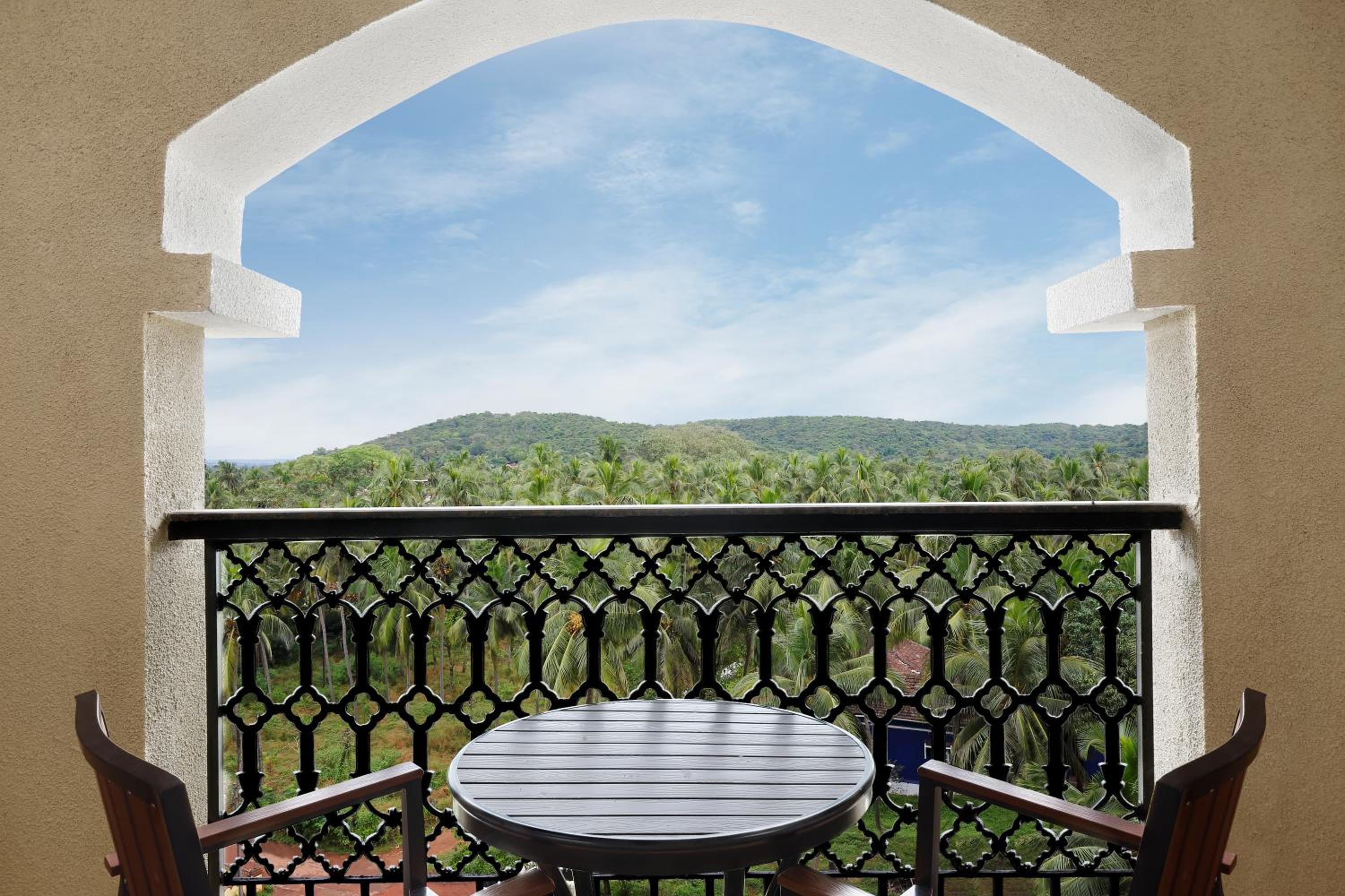 Pool View Queen Balcony - Kids’ swim classes + 15% off Food & Beverage - Photo 3