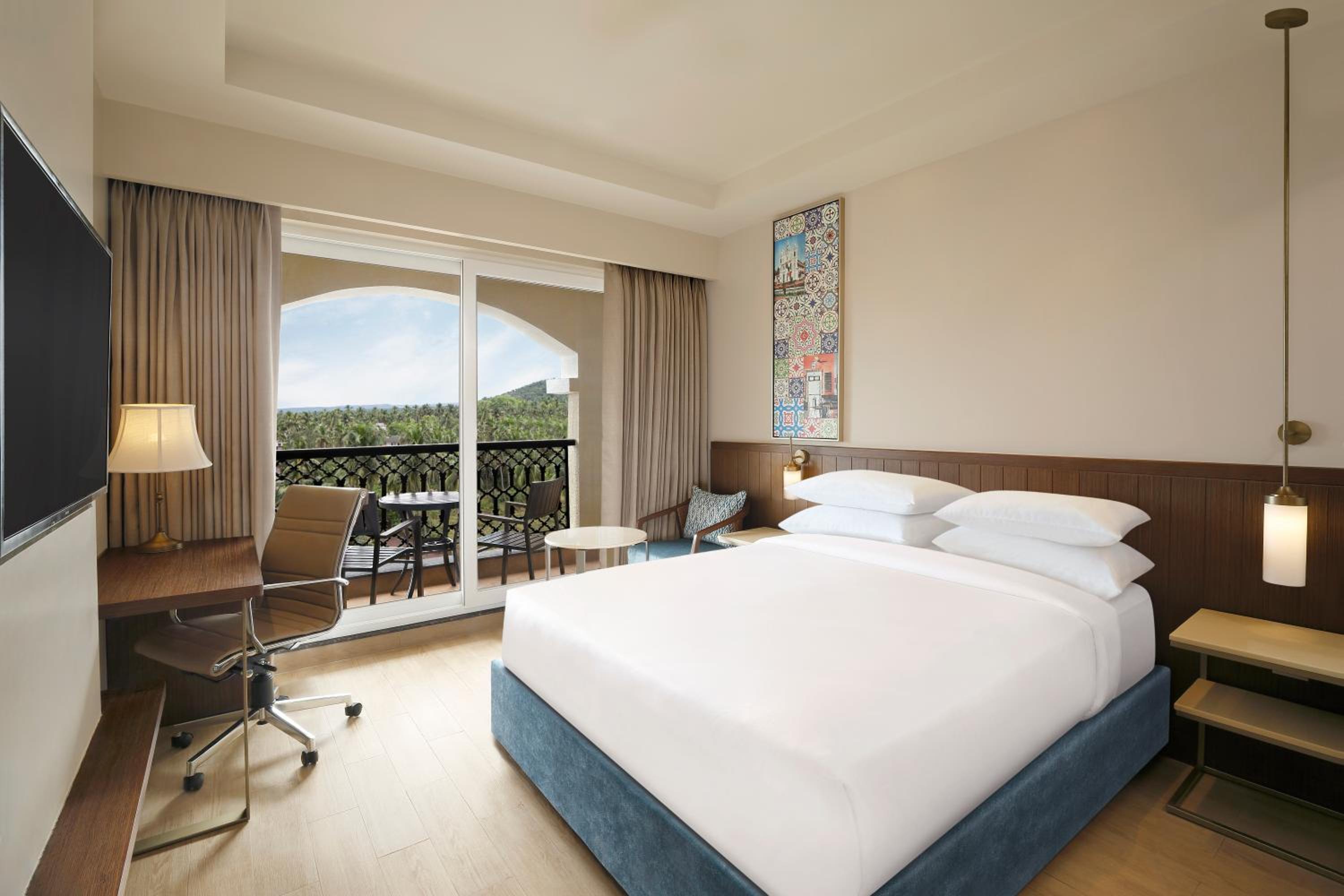 Pool View Queen Balcony - Kids’ swim classes + 15% off Food & Beverage - Photo 2