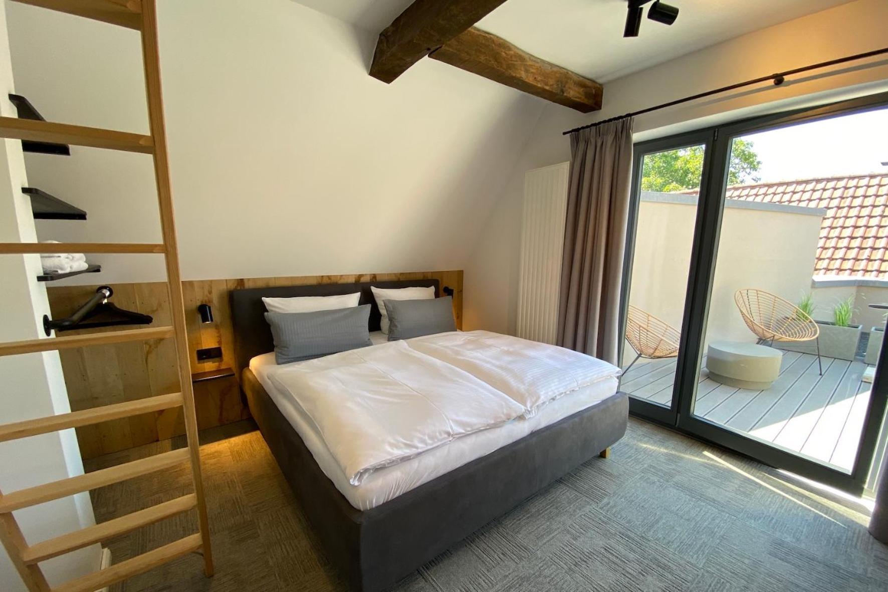 Apartment with Balcony - Photo 6