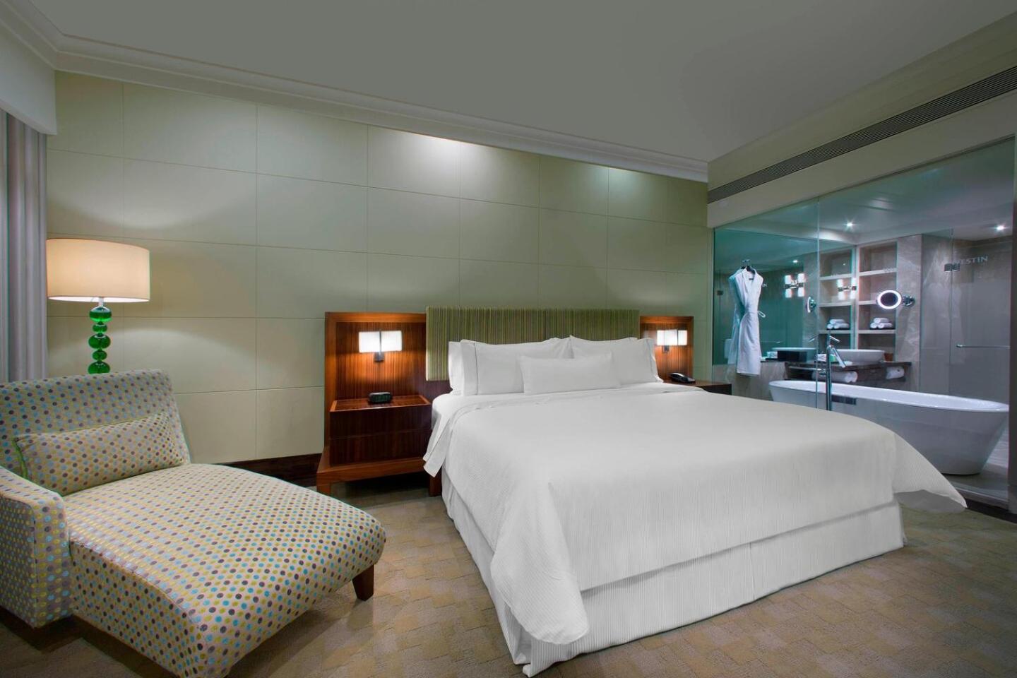 1 King Bed, Guest Room - Photo 3