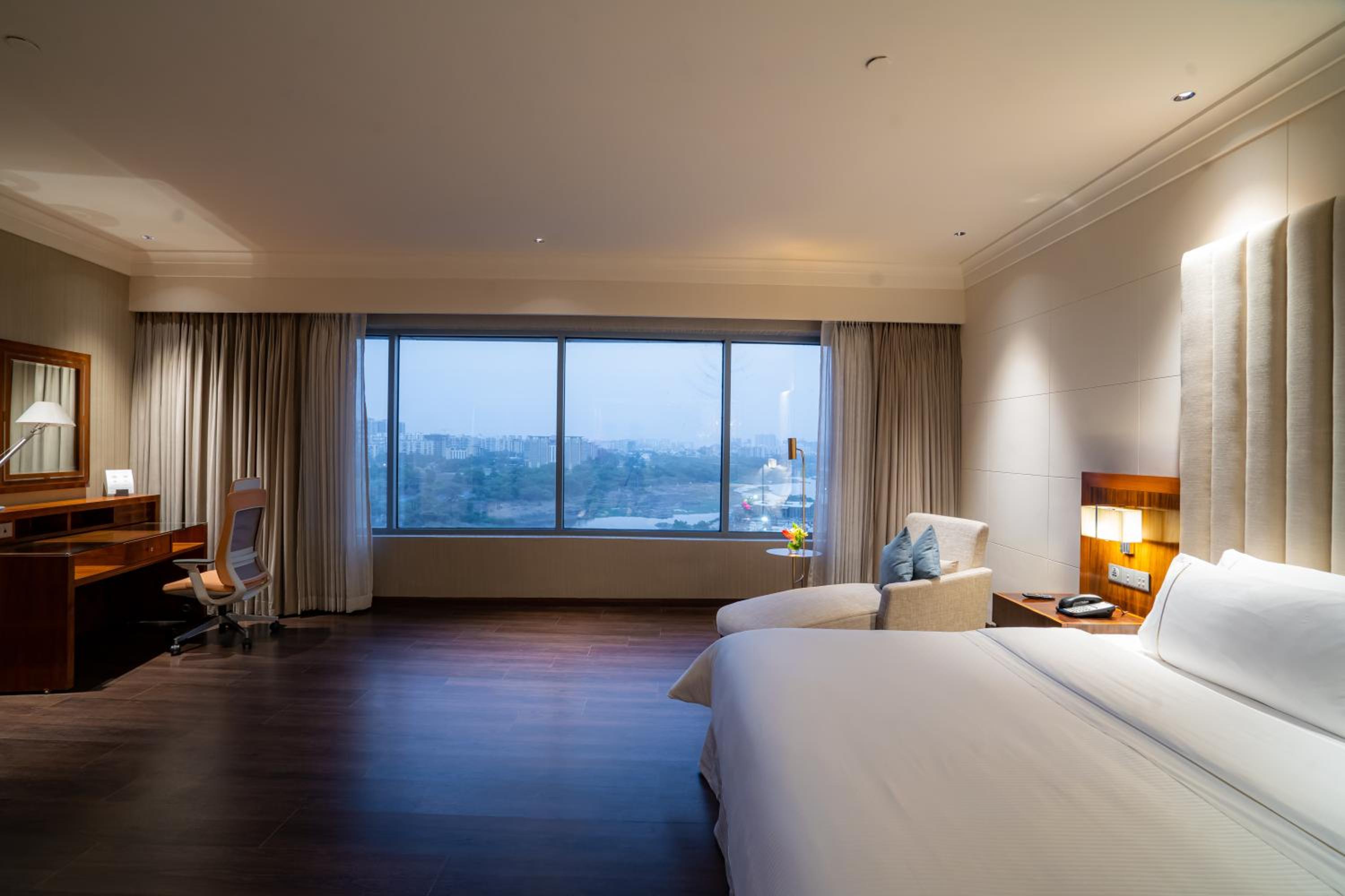 1 King Bed, Executive Lounge Access, Large Balcony, Large Room : Enjoy 1+1 on beverages during Golden Hours, 4-8PM, Mon-Sat photo