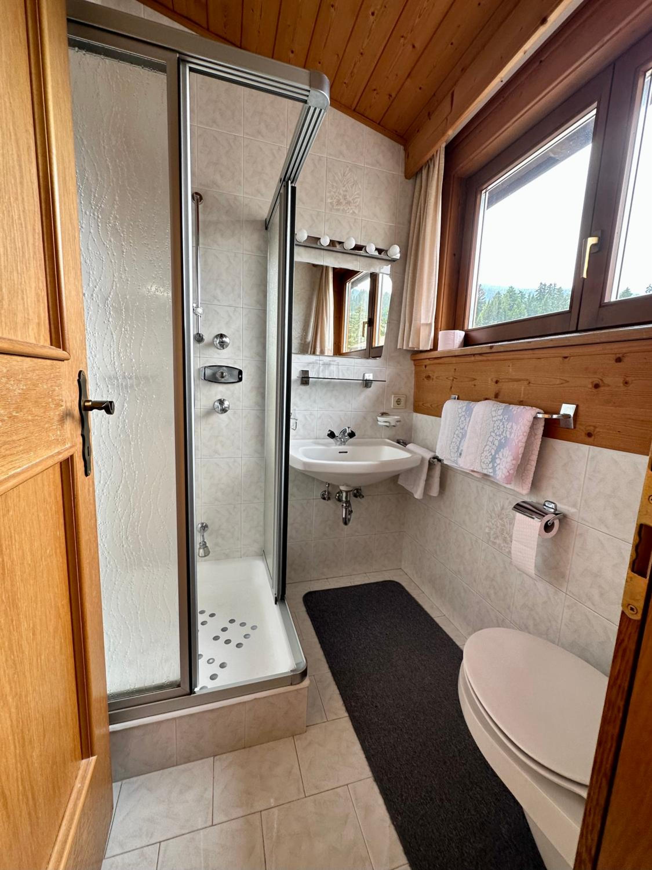 Apartment with Shower photo 3