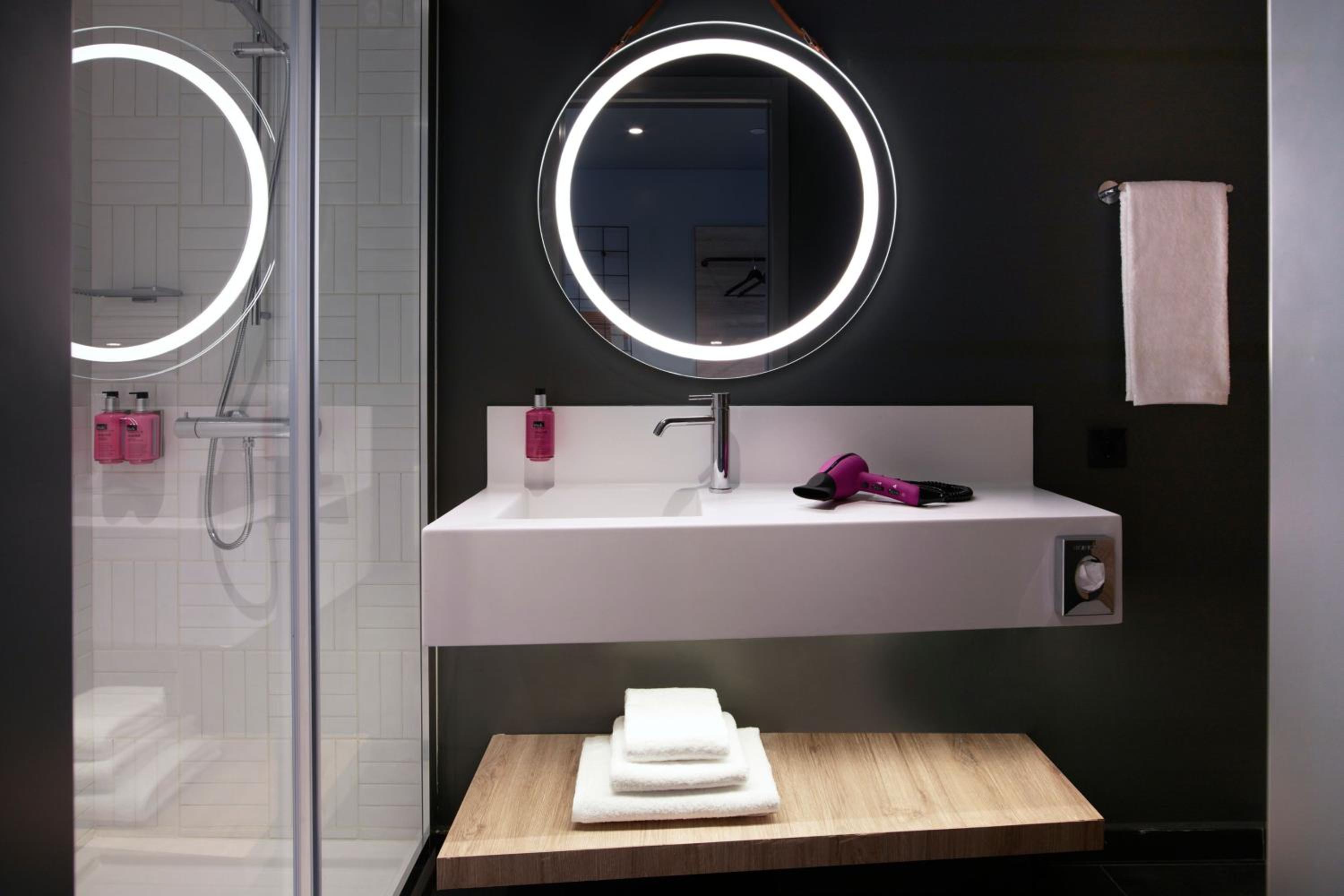Queen Room with City View thumbnail 5