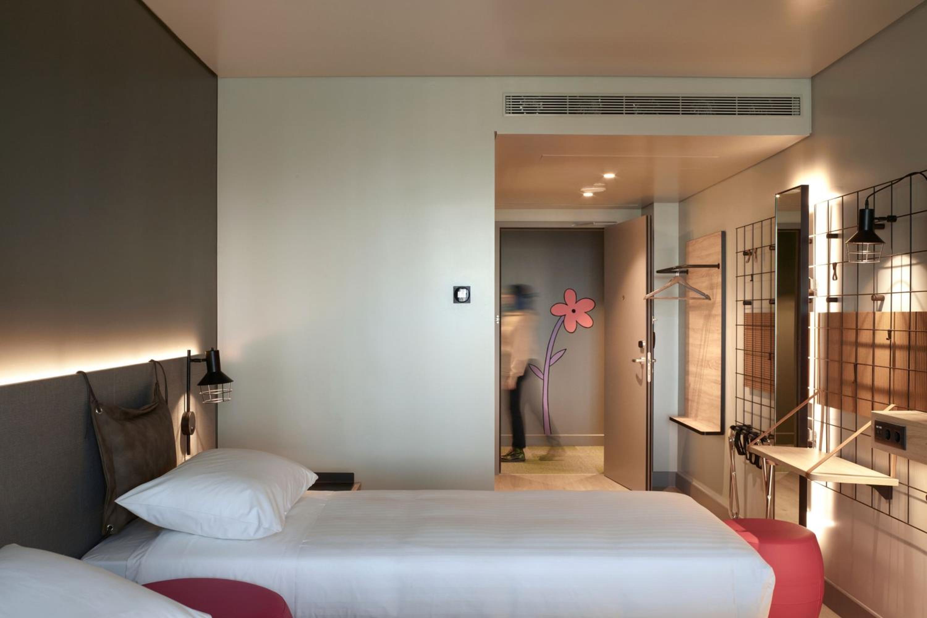 Twin Room with Limited View thumbnail 6