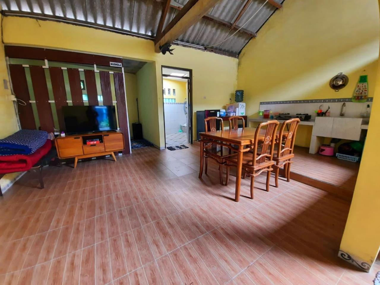 Two-Bedroom House - Photo 18