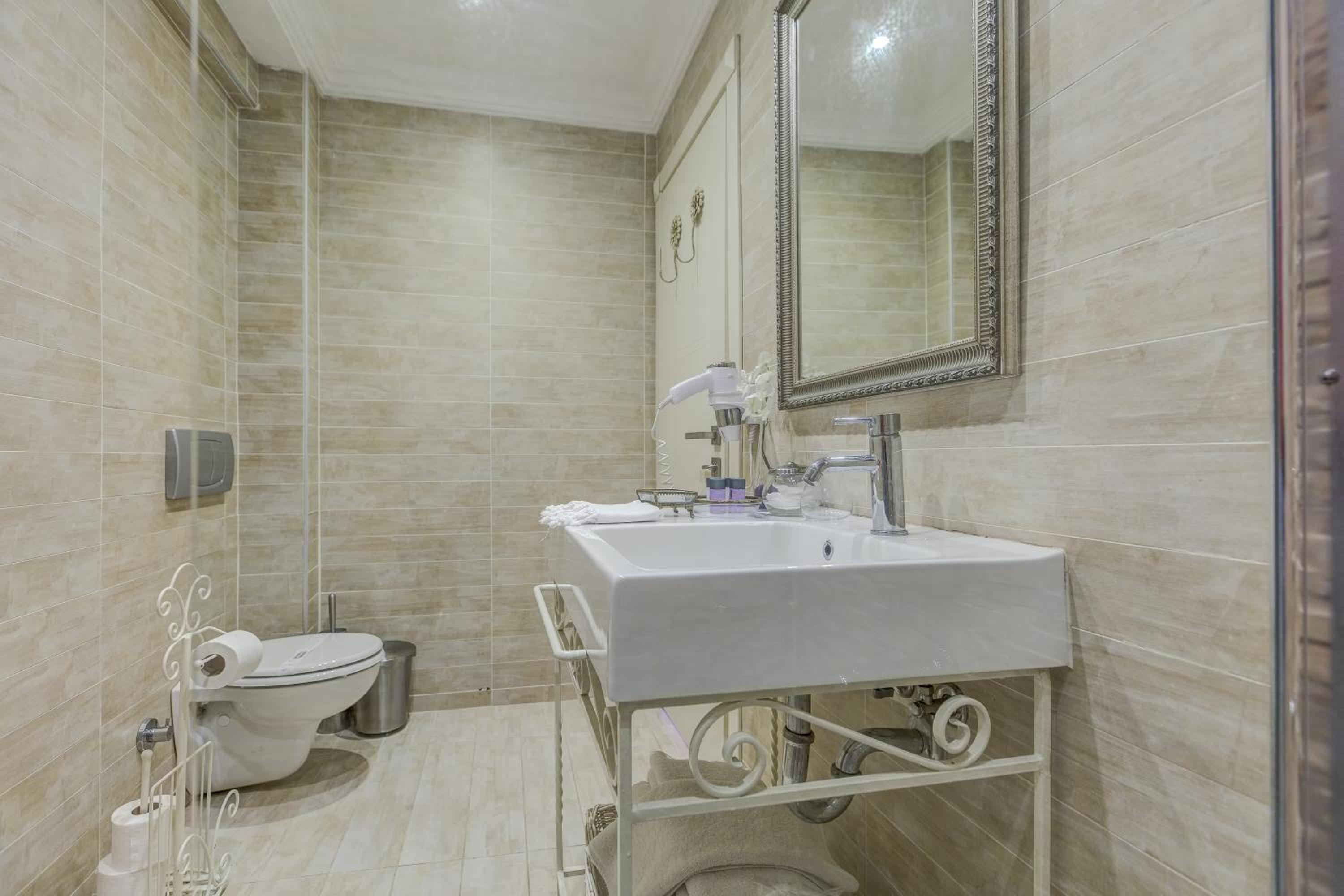 Double Room with Balcony & River View - Photo 9