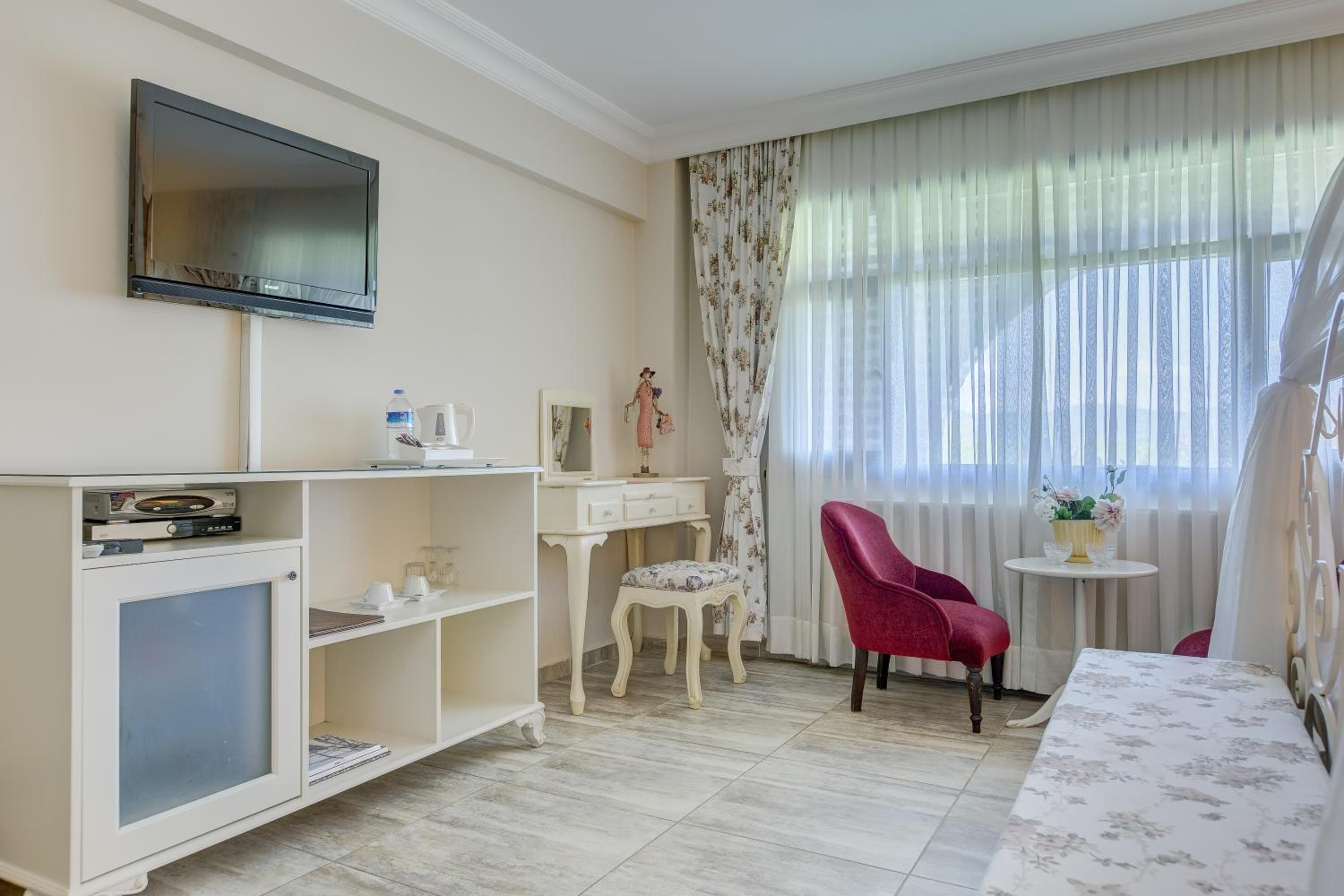 Double Room with Balcony & River View - Photo 10