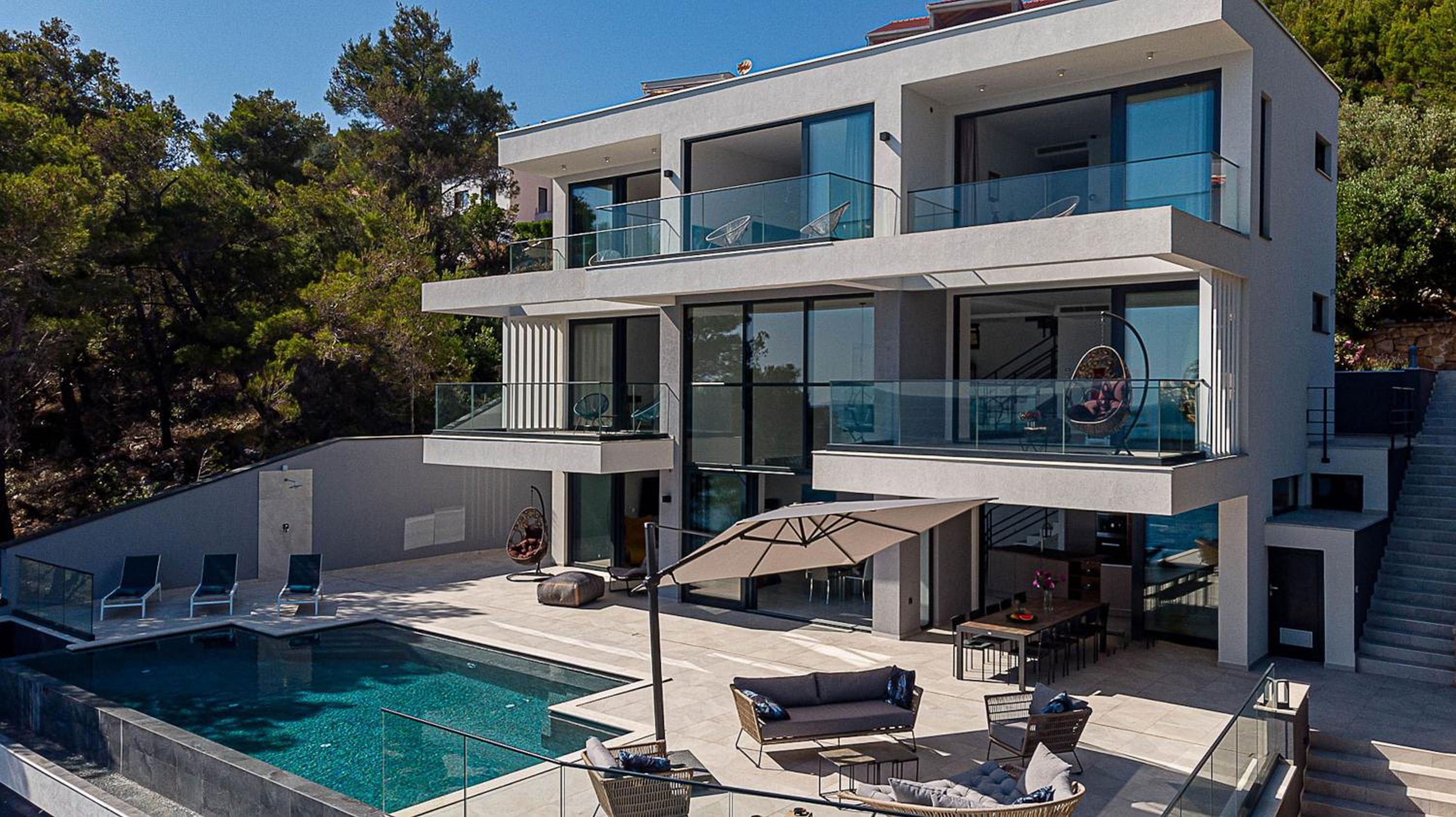 Six-Bedroom Villa  photo 2
