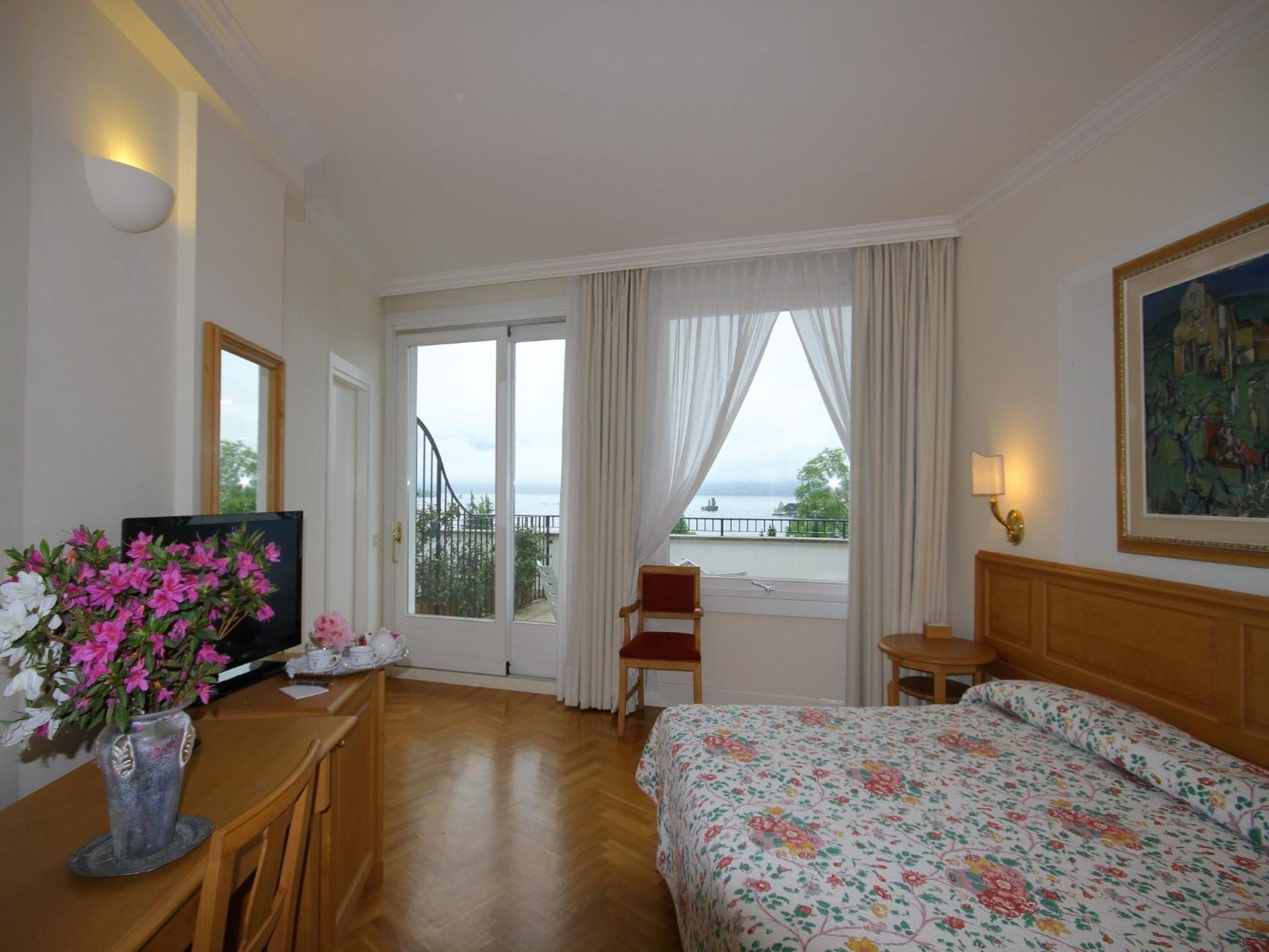 Double or Twin Room with Lake View - Photo 2