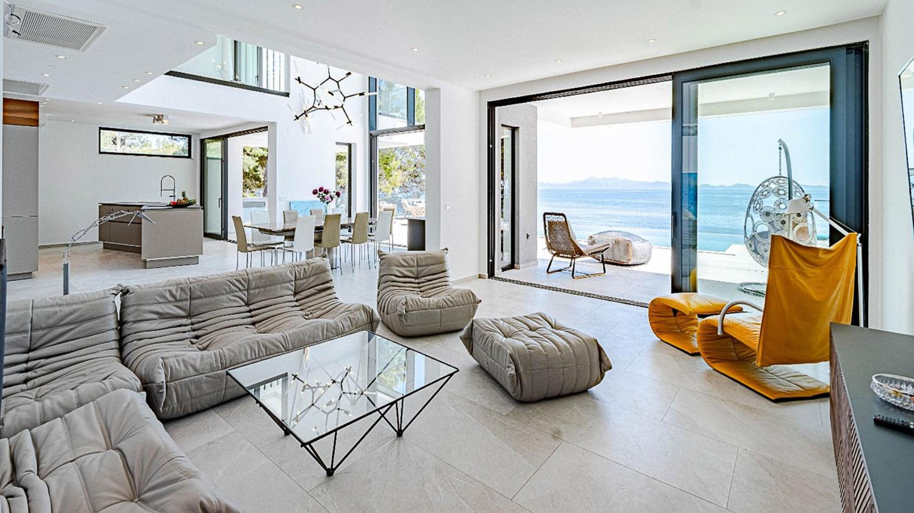 Six-Bedroom Villa  photo 1
