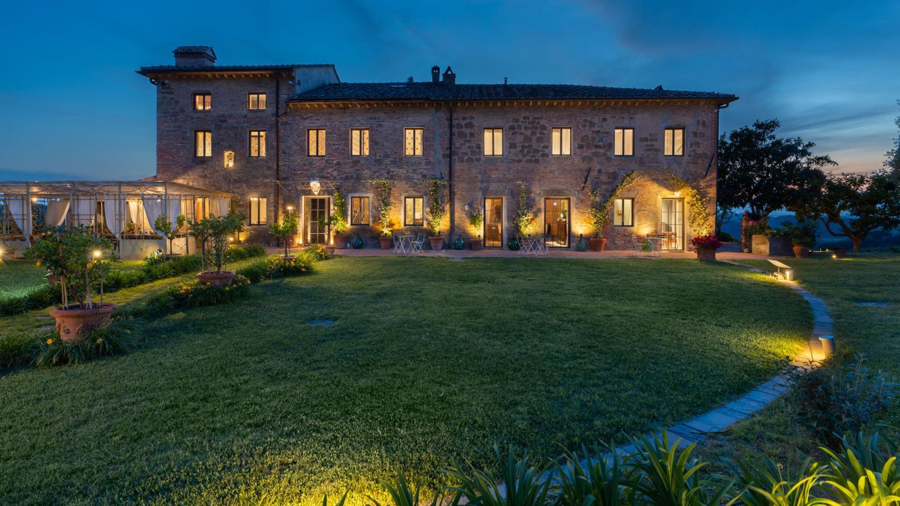 Eight-Bedroom Villa photo 2