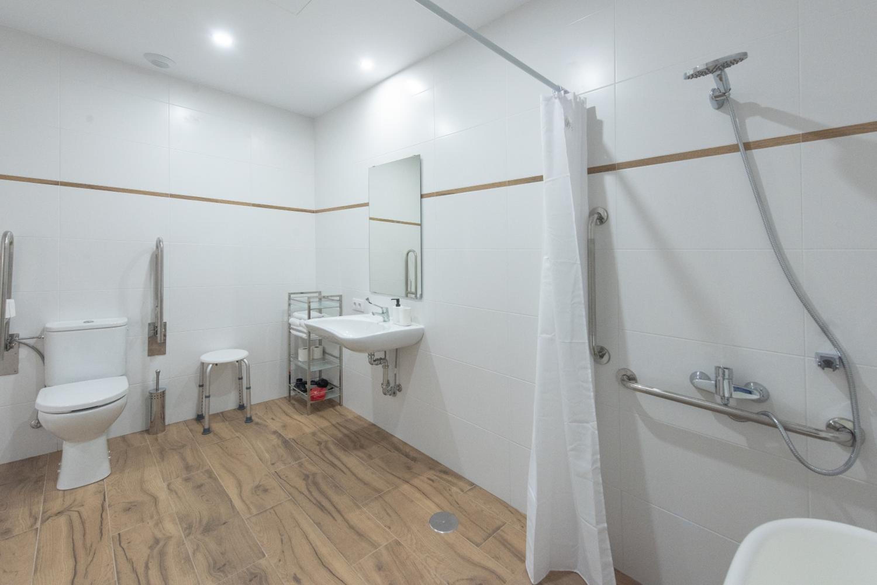 One-Bedroom Apartment - Photo 2