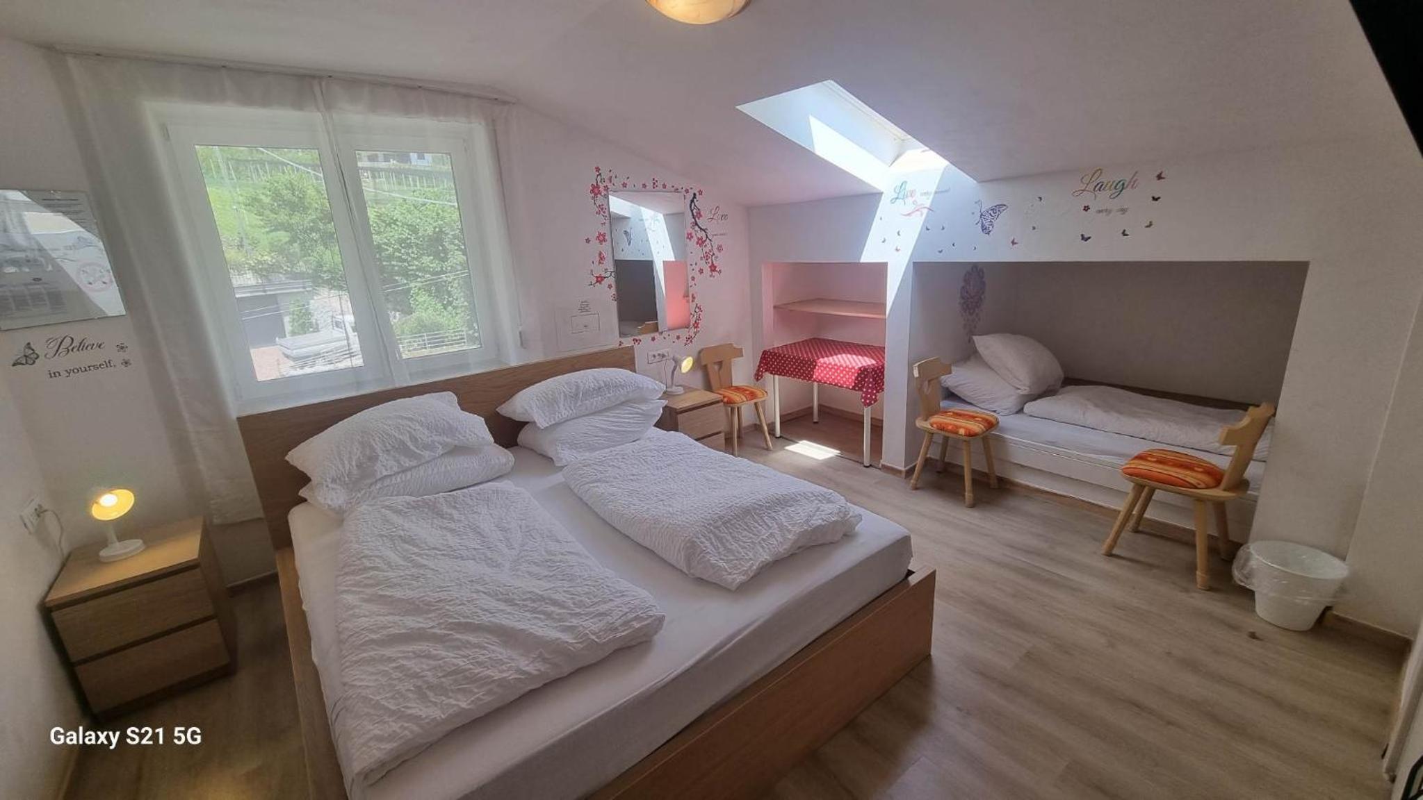 Triple Room with Balcony - Photo 11