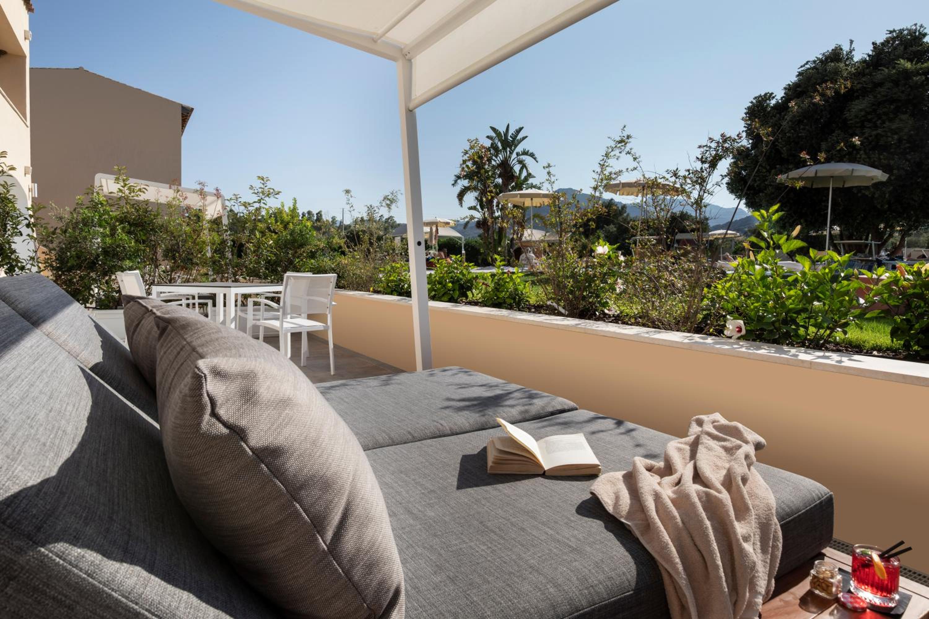 Suite with Pool View - Photo 4