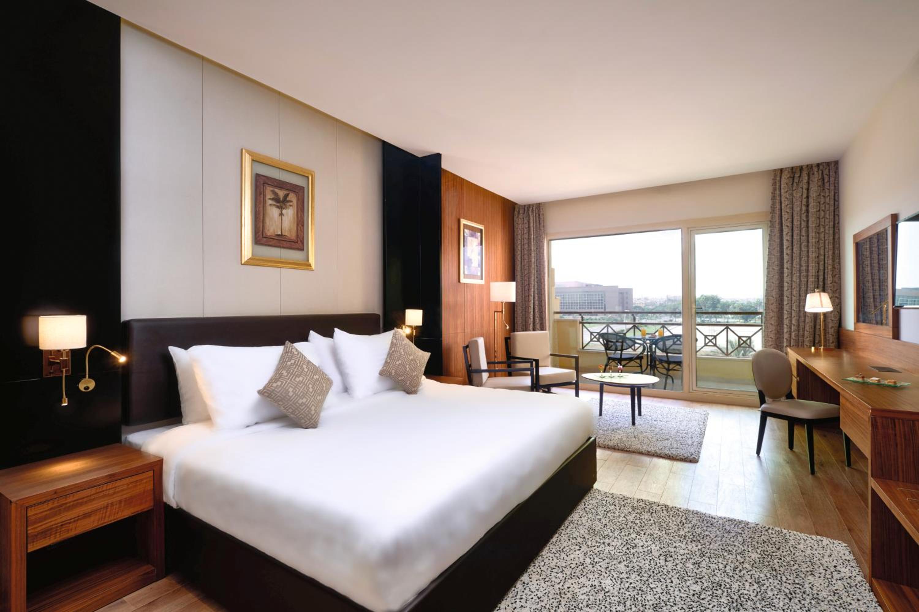 Executive King Room with Pool and Garden View thumbnail 5