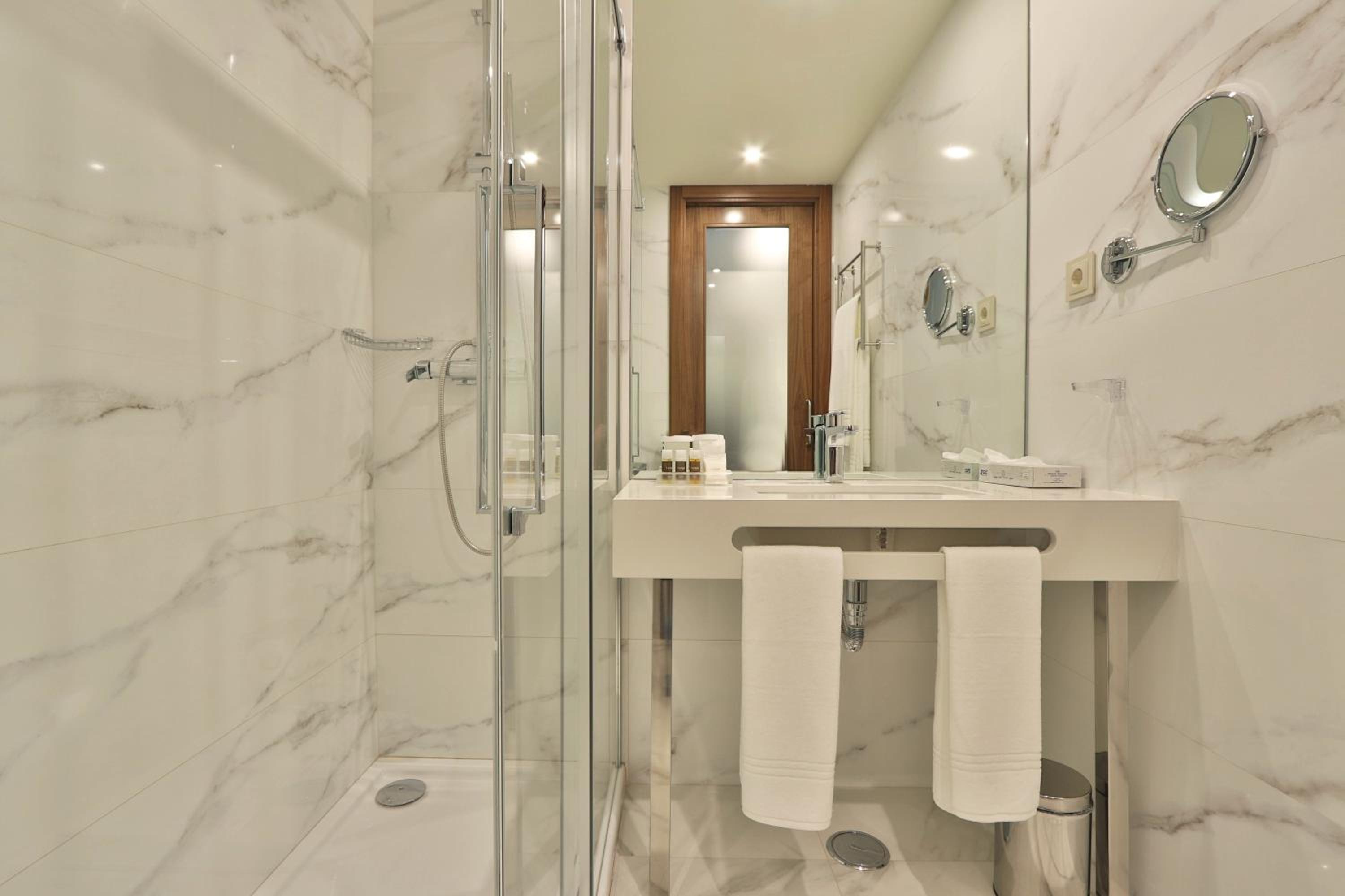 Executive Twin Room - Photo 16