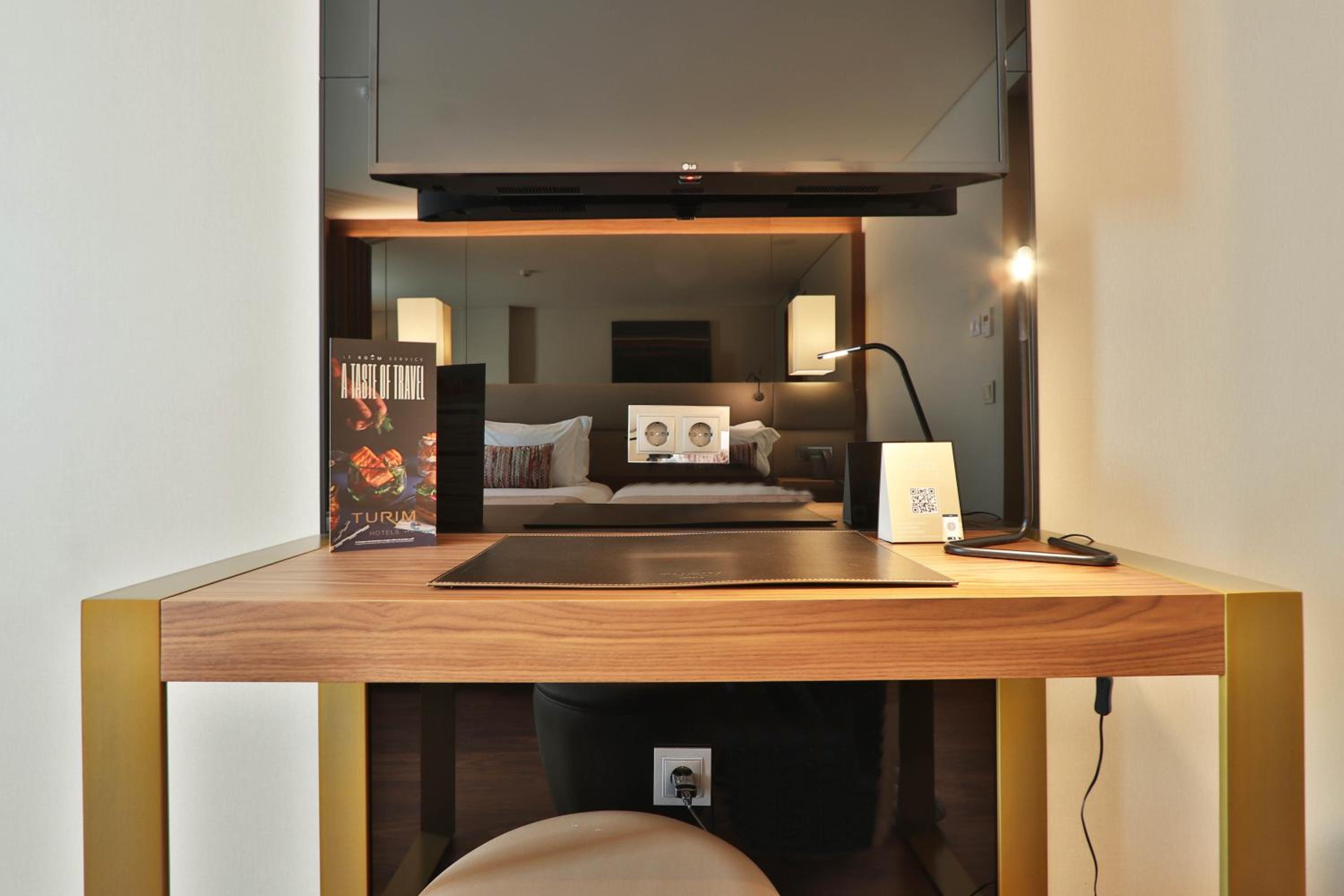 Executive Twin Room - Photo 12