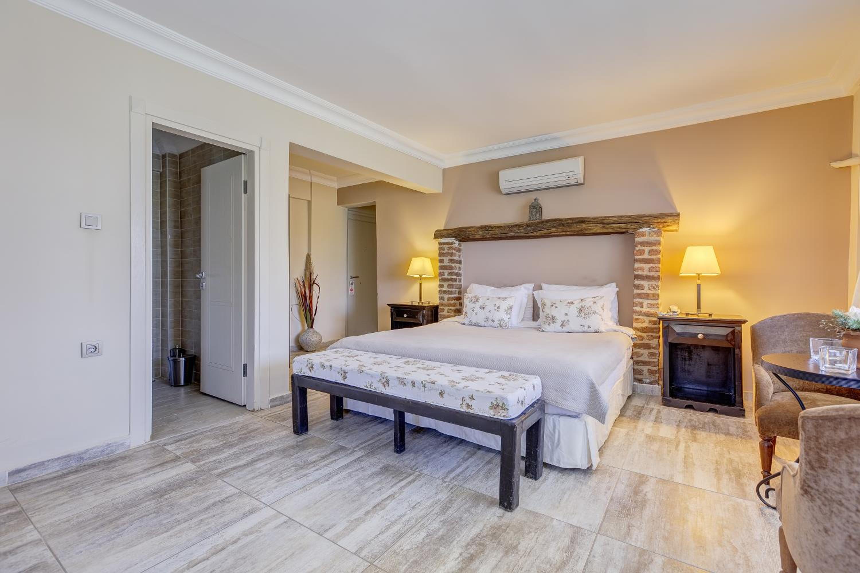 Double Room with Balcony & River View - Photo 16