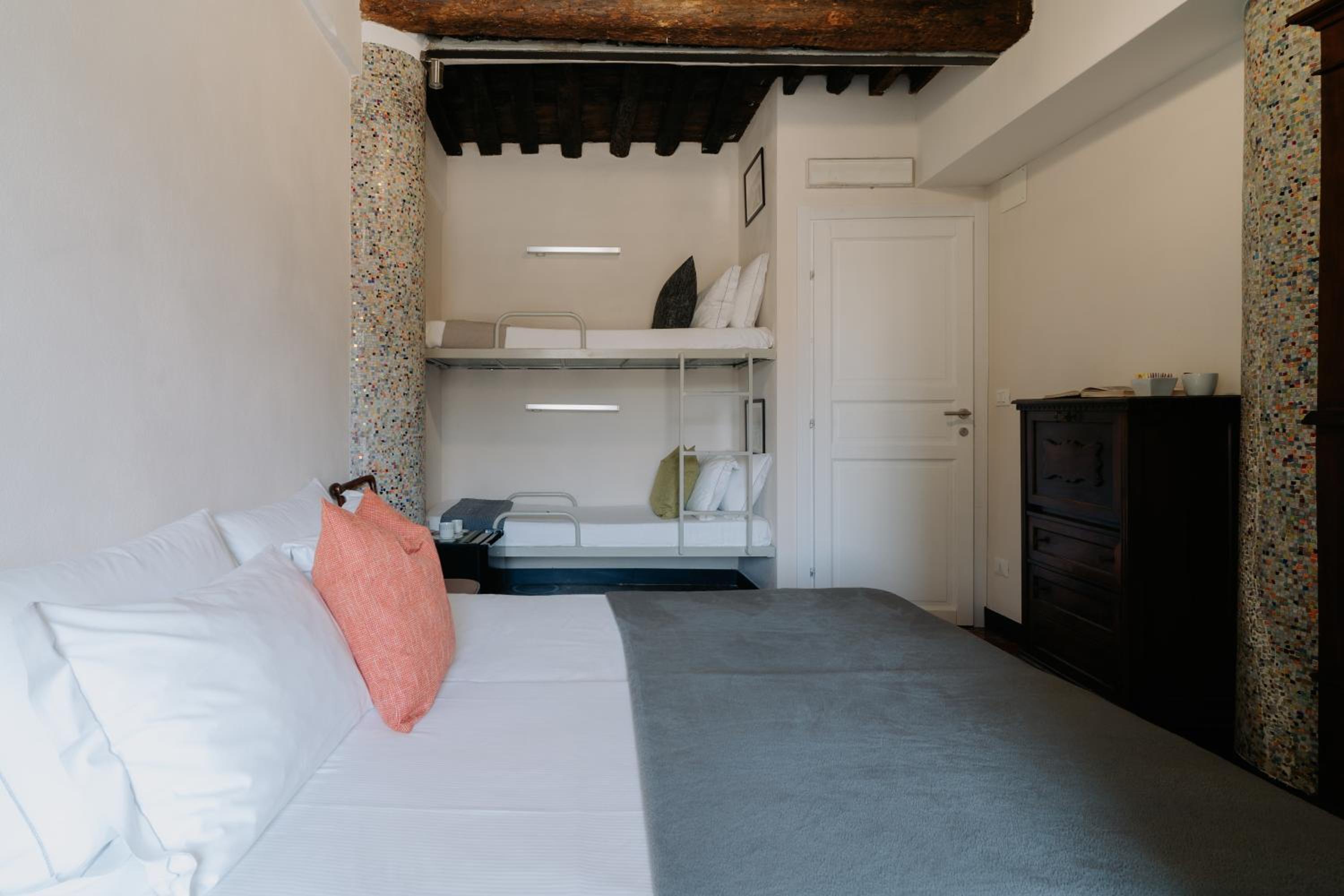 Quadruple Room with Private Bathroom photo 1