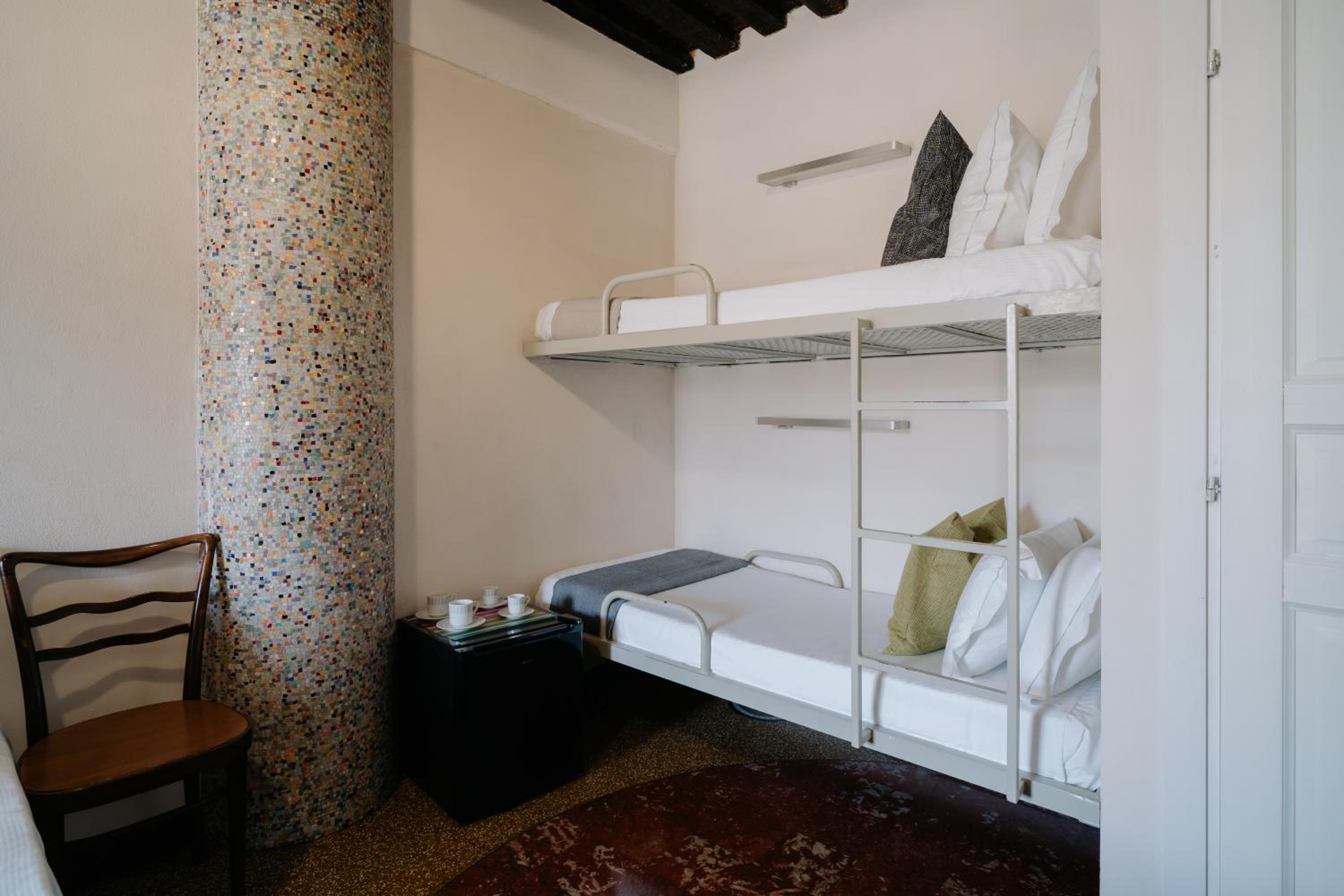 Quadruple Room with Private Bathroom photo 3