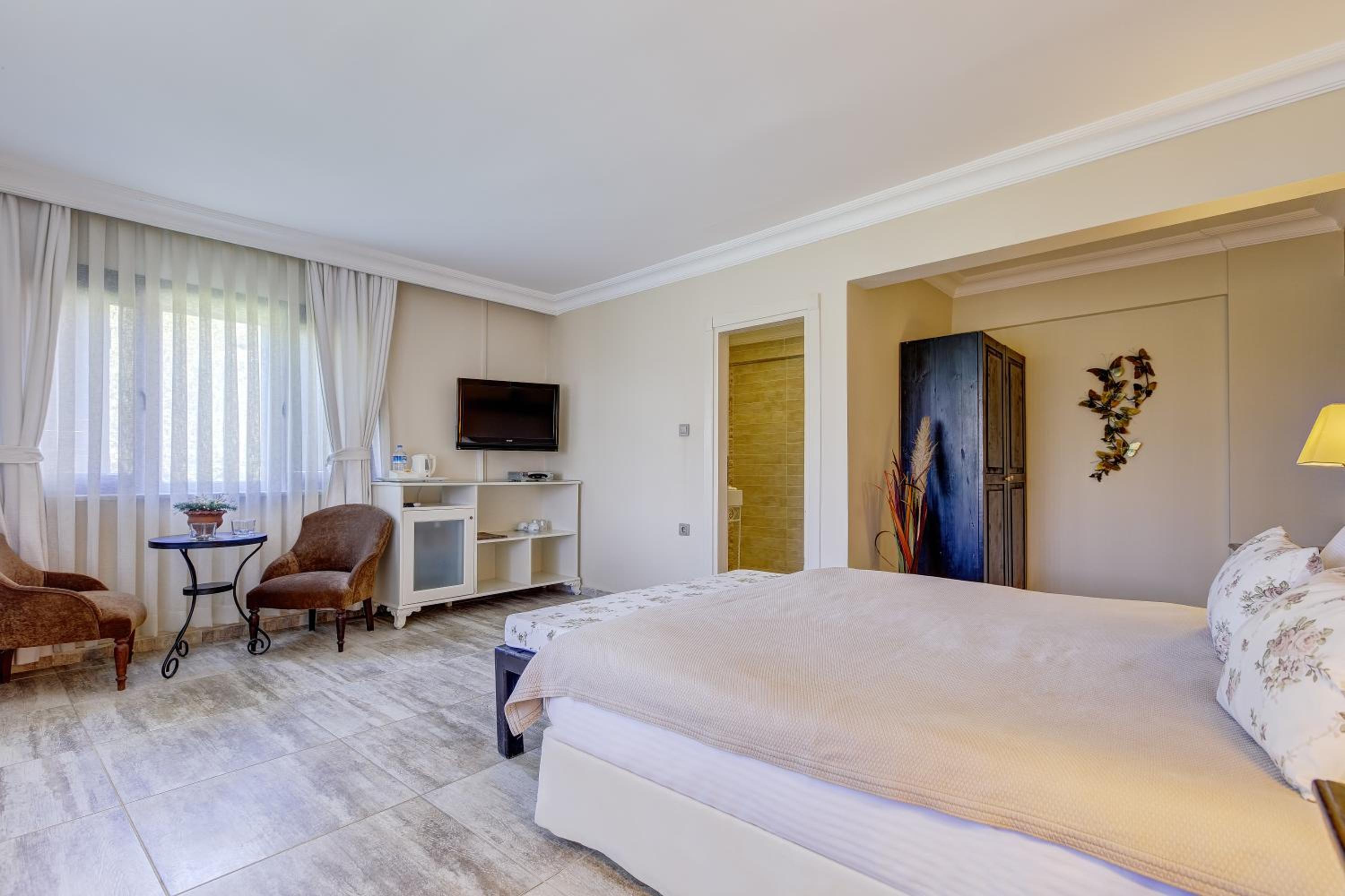 Double Room with Balcony & River View - Photo 14