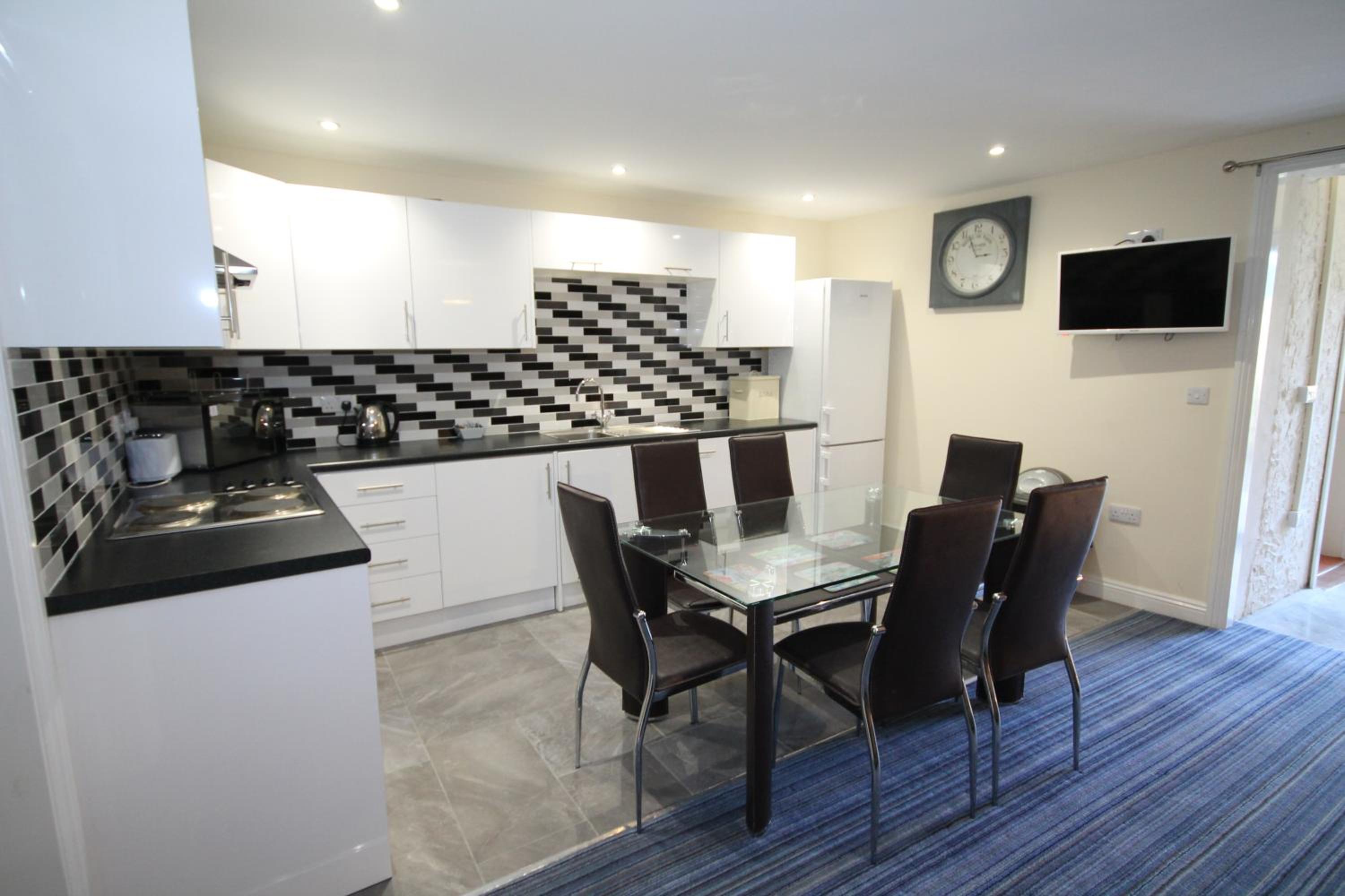 Three-Bedroom Apartment - Photo 24