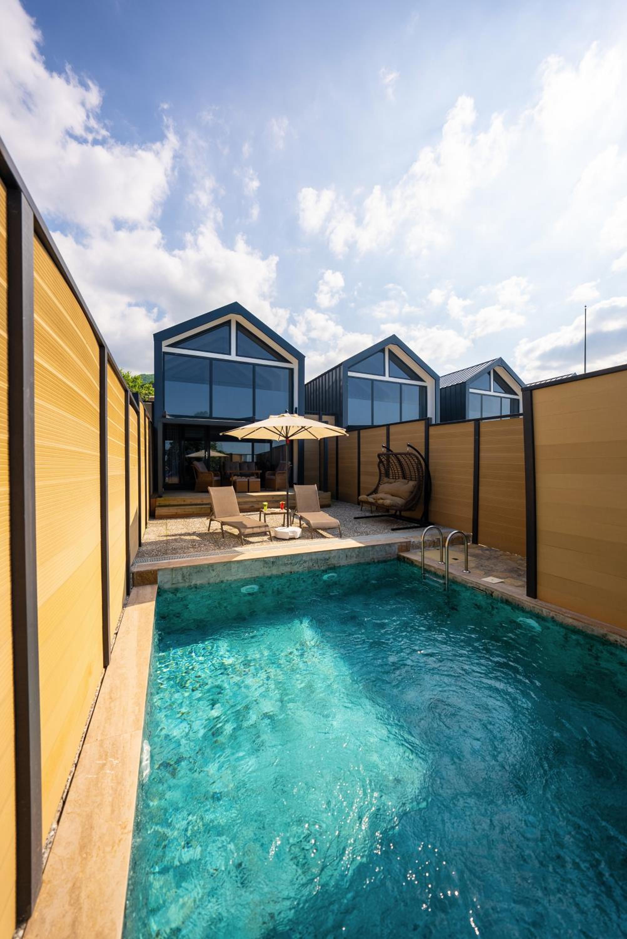 Suite with Private Pool - Photo 9