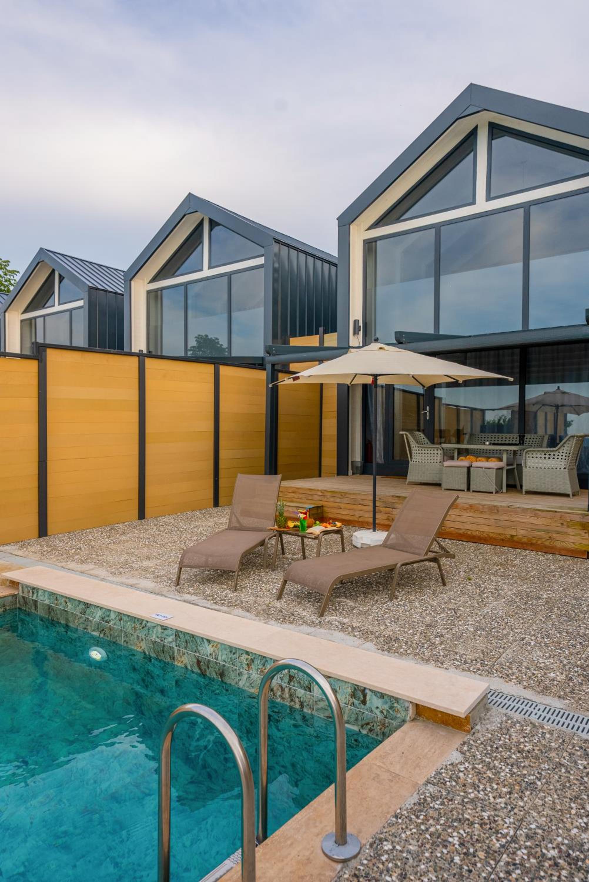 Suite with Private Pool - Photo 11